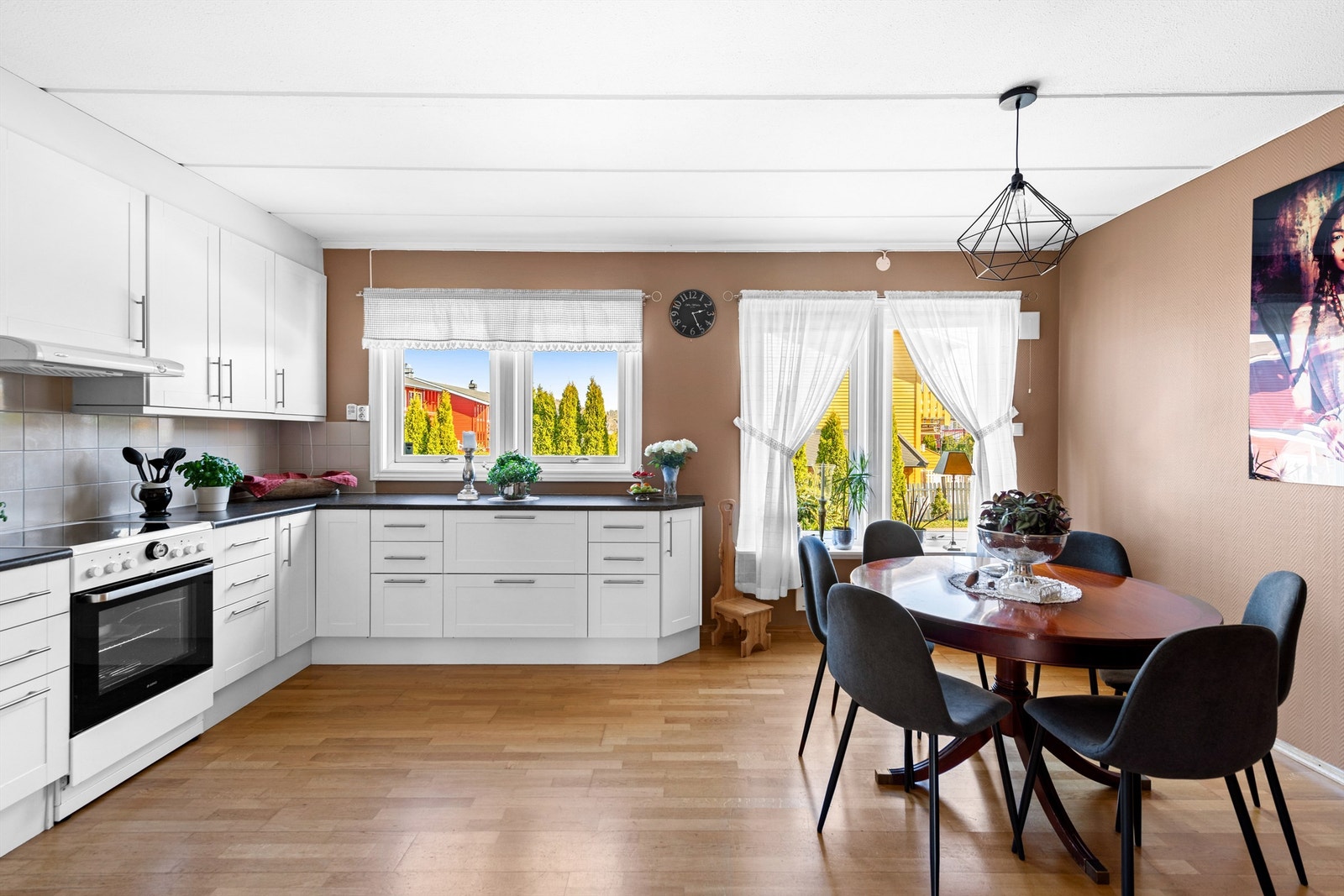 Pent og smakfullt kjøkken med god plass til spisestuen Galleribilde