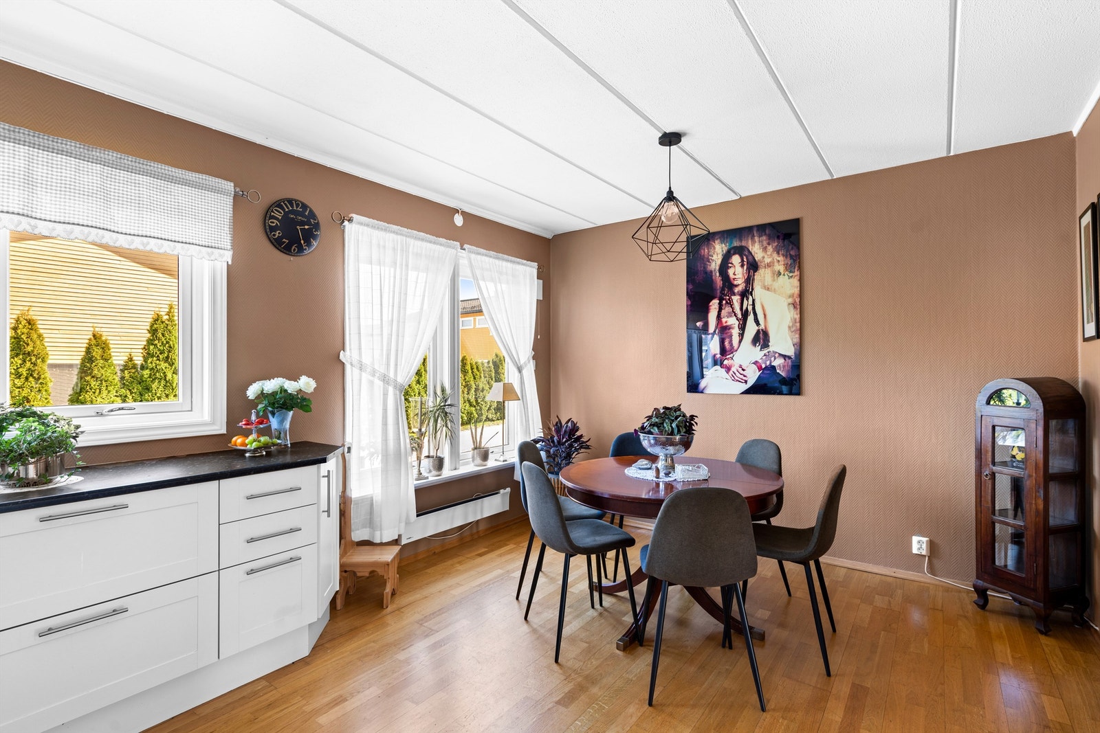 Her er god plass til å samle familie og venner til et hyggelig måltid Galleribilde