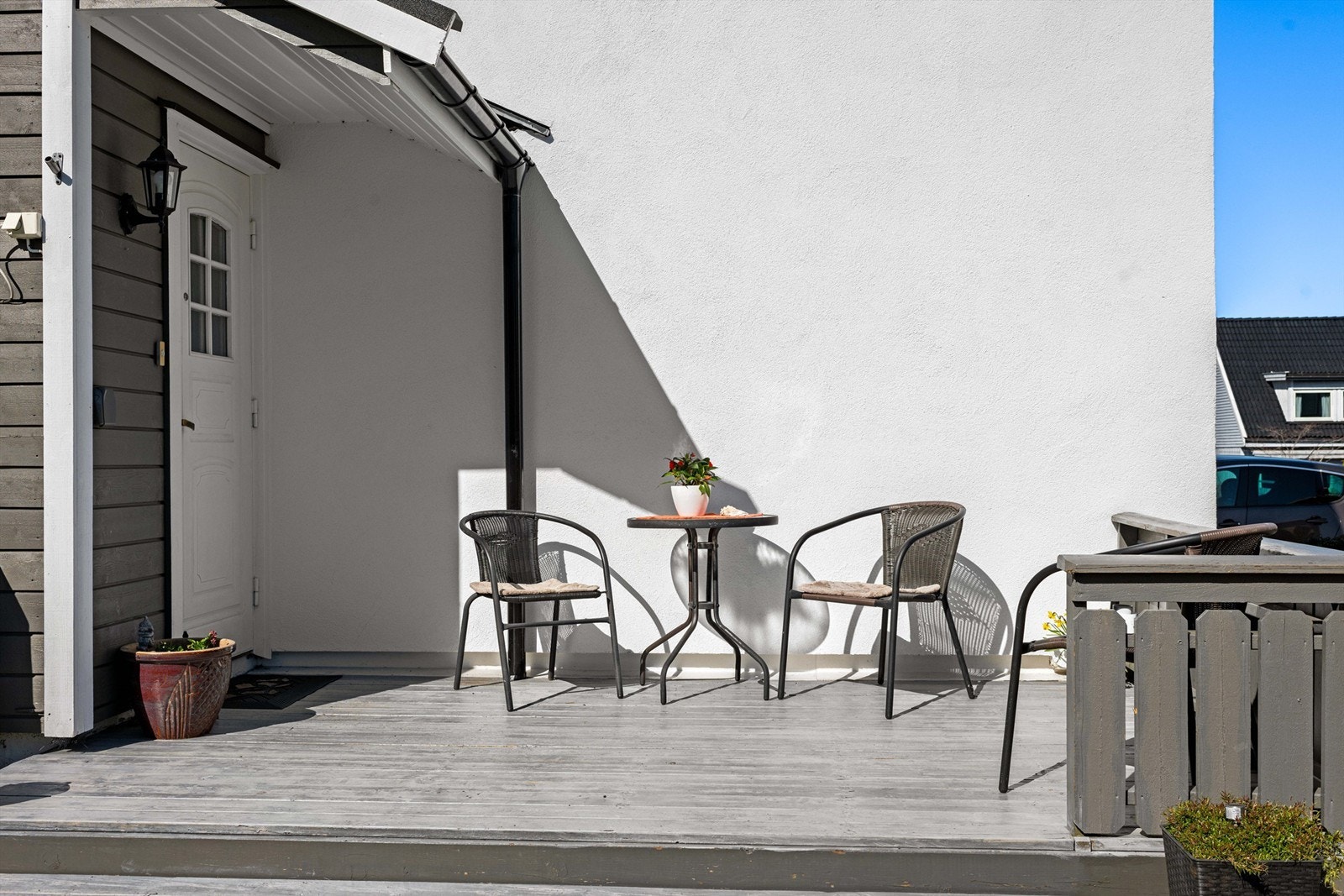Deilig frokostterrasse hvor morgenkaffen kan nytes i lune og rolige omgivelser Galleribilde