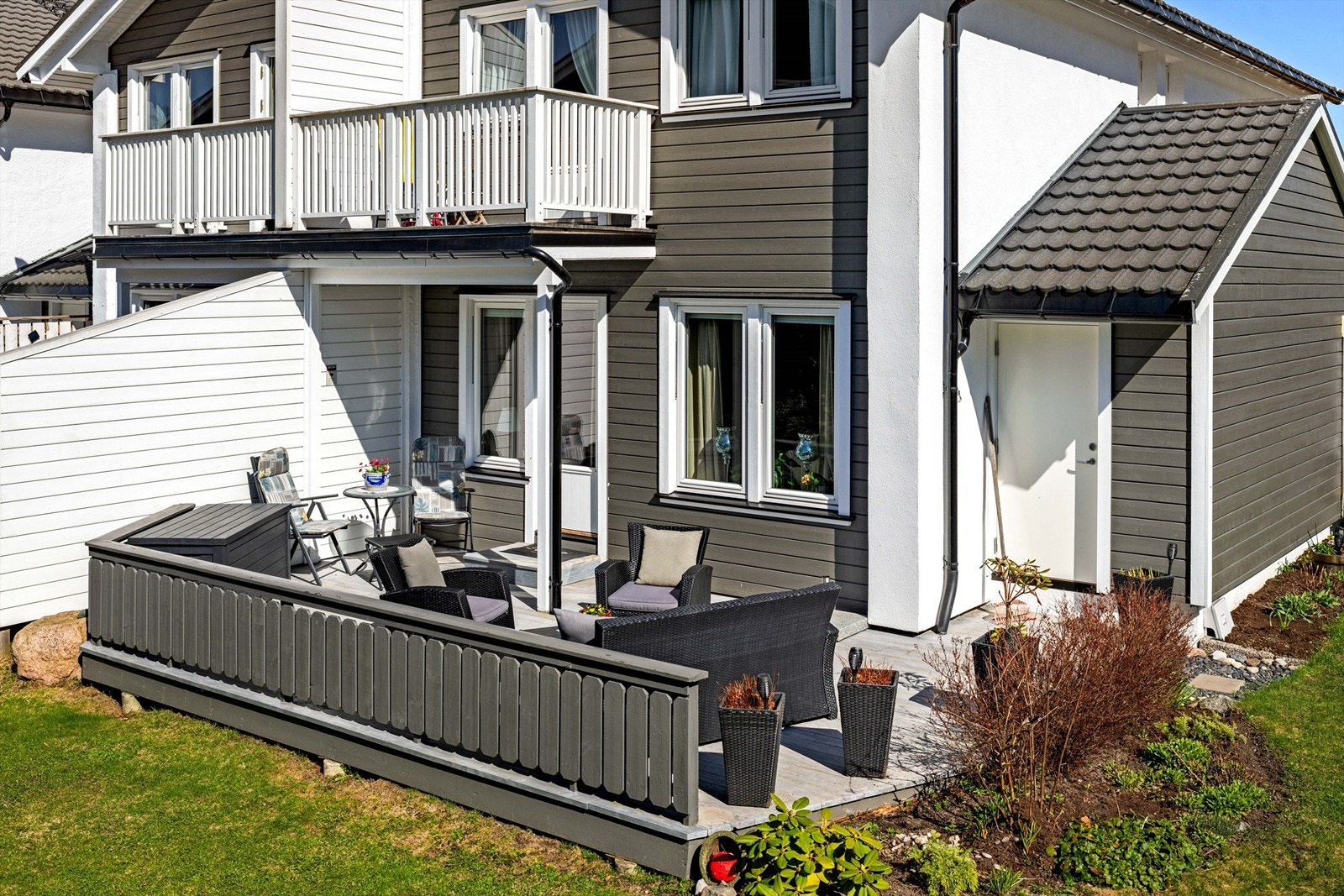 Vestvendt terrasse med adkomst til hage Galleribilde