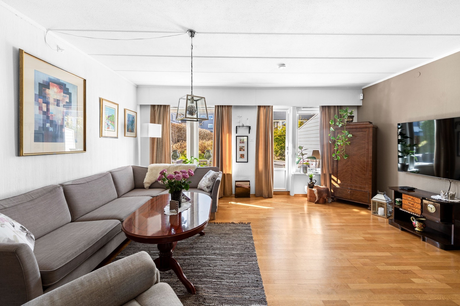 Stuen er lys og innbydende med godt naturlig lys Galleribilde