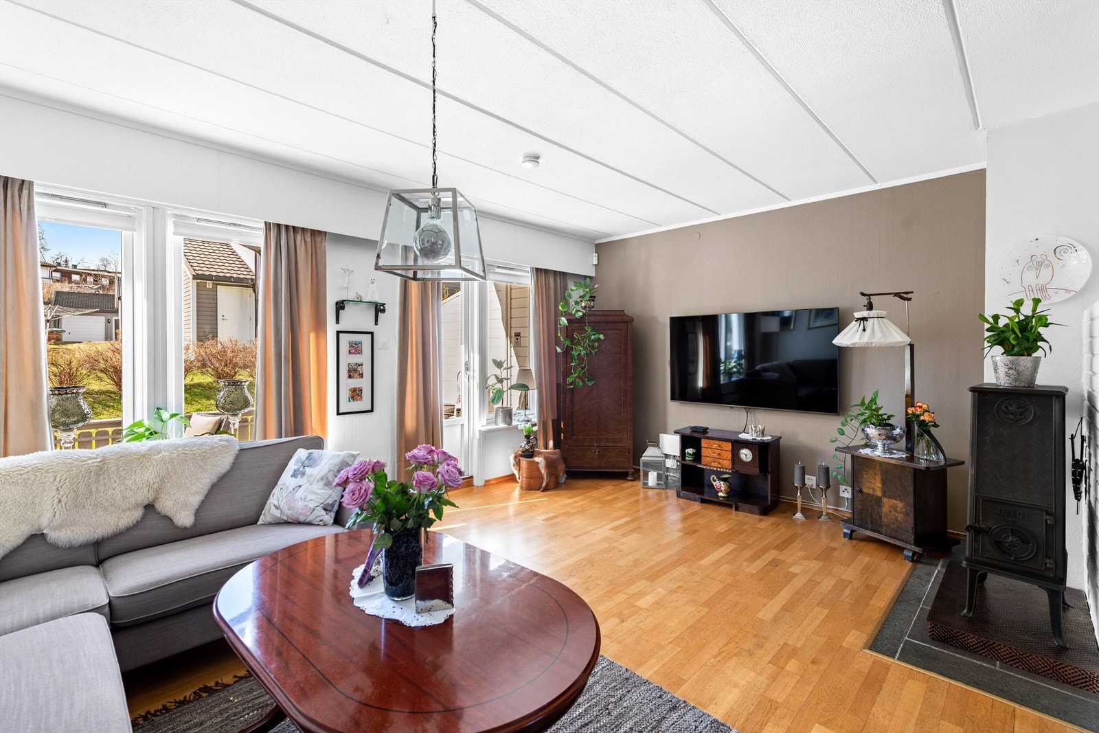 Utgang til lun og solrik terrasse fra stuen Galleribilde