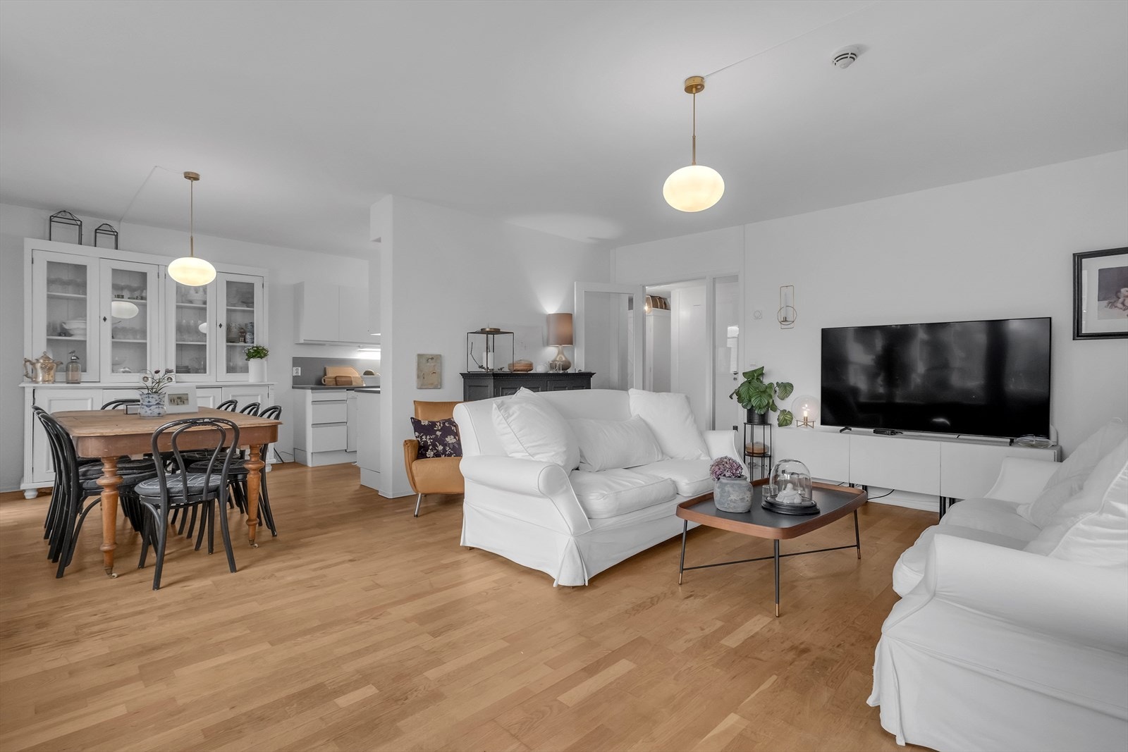 Åpen løsning mellom stue og kjøkken Galleribilde