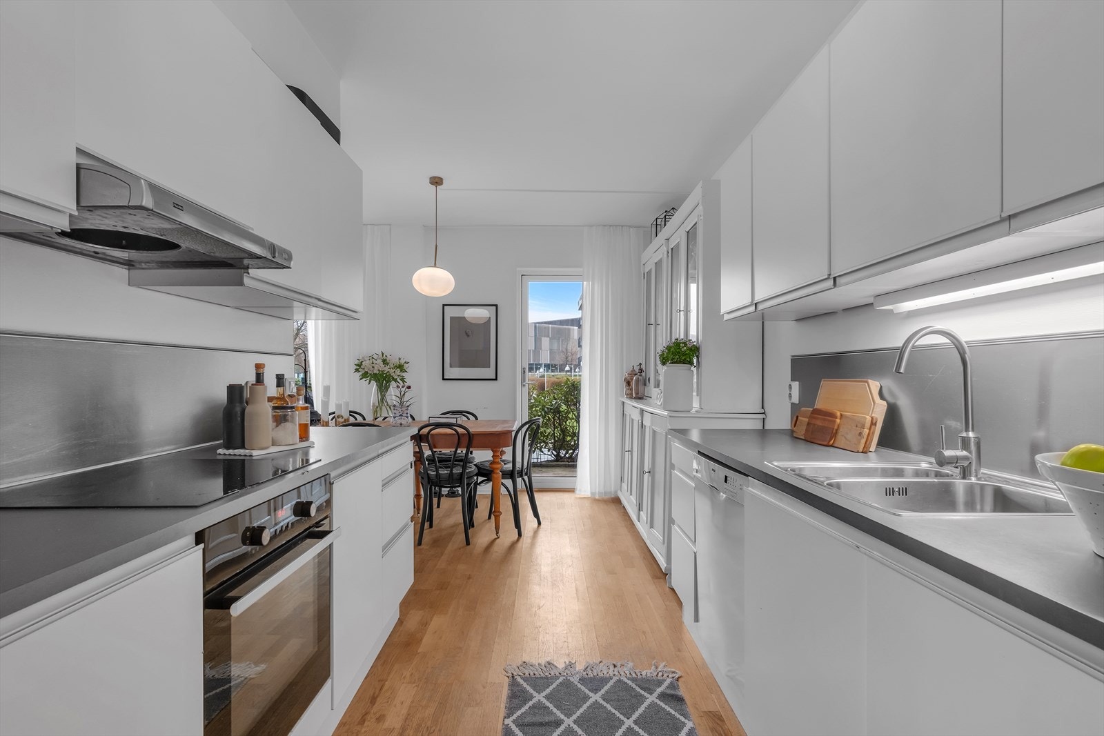 Lyst og moderne kjøkken integrert komfyr. Opplegg for oppvaskmaskin Galleribilde