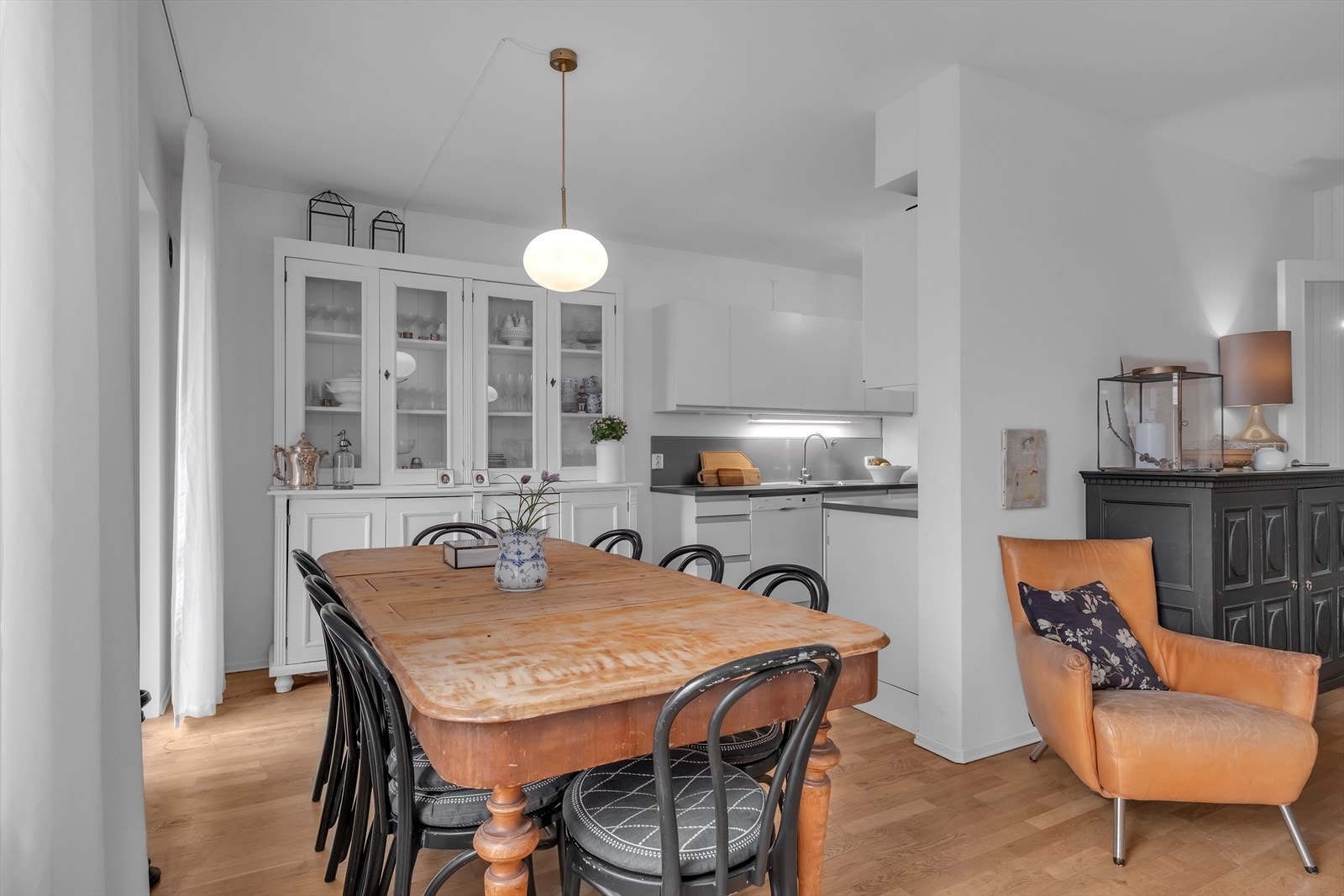 Spisestue like ved kjøkken Galleribilde