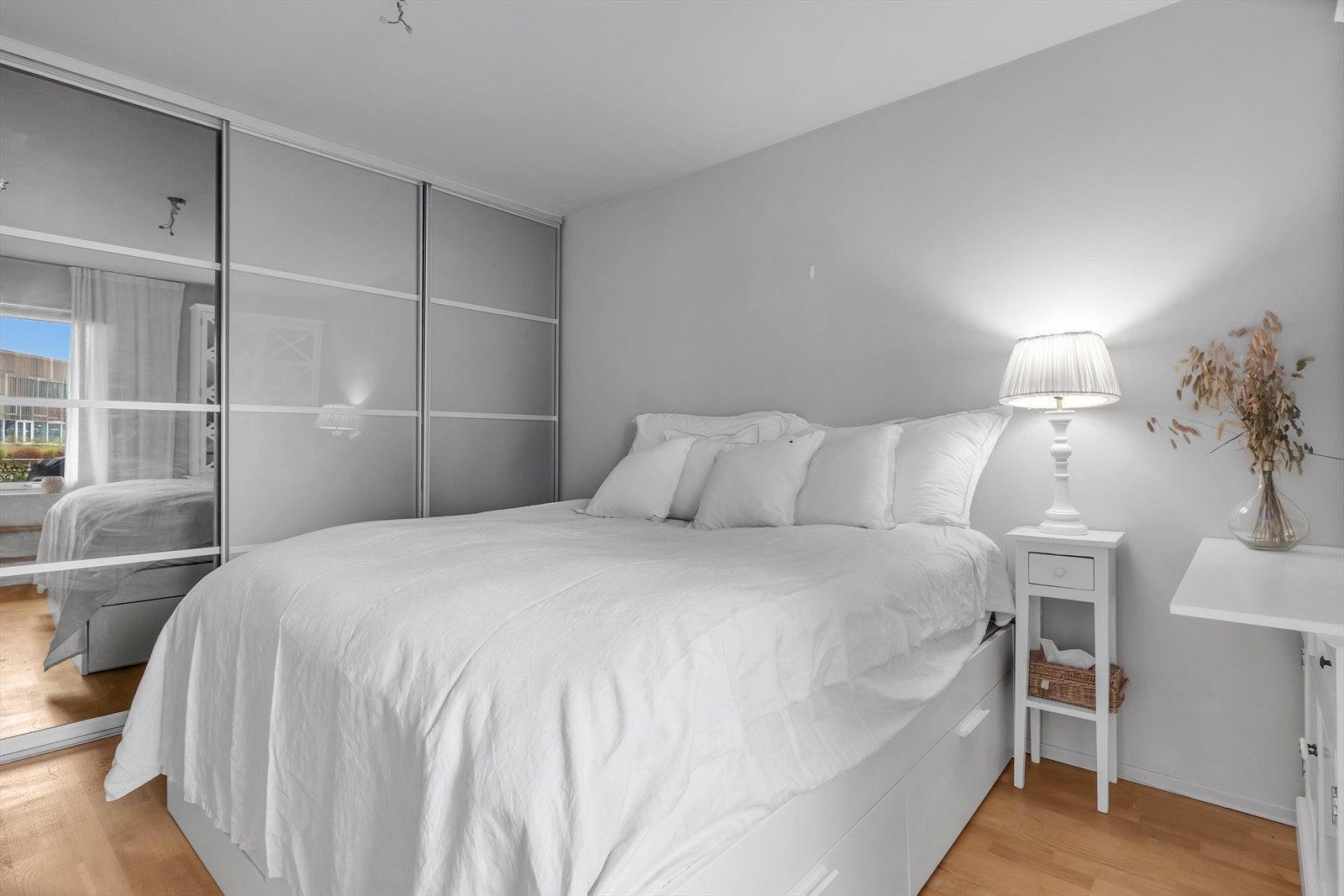 Soverommet har praktisk skyvedørsgarderobe Galleribilde