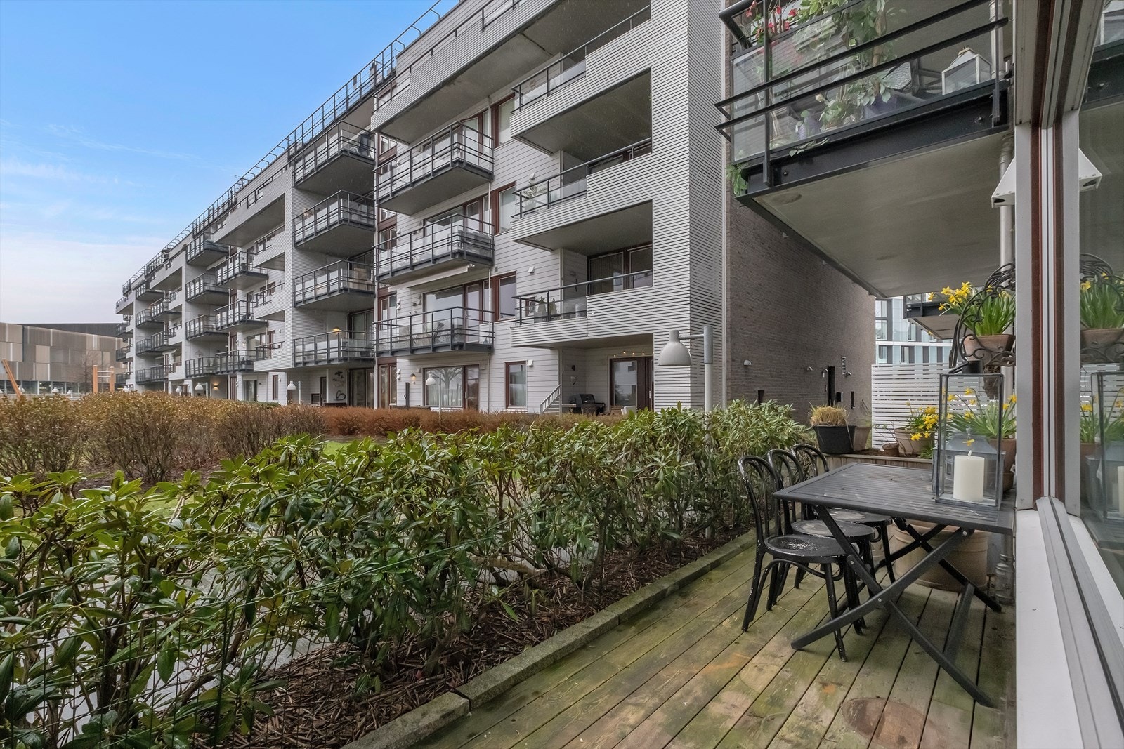 Utgang fra stue til balkong som vender ut mot fellesareal Galleribilde