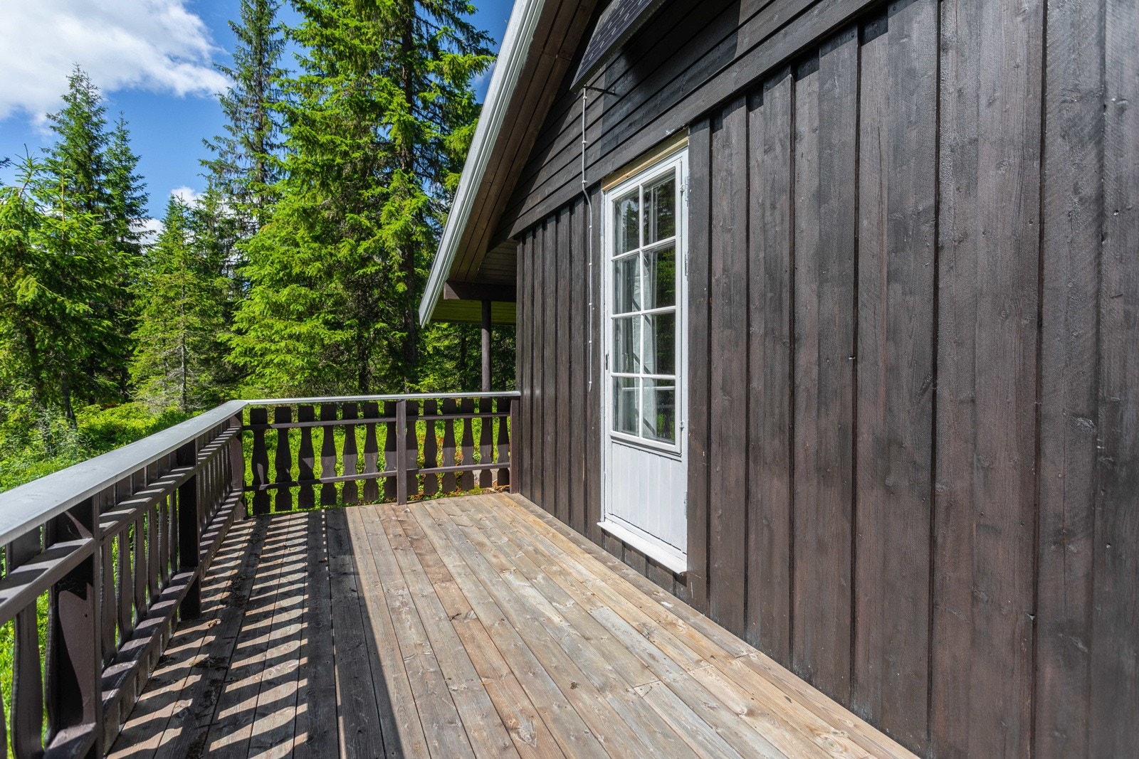 Romslig terrasse med gode solforhold. Galleribilde