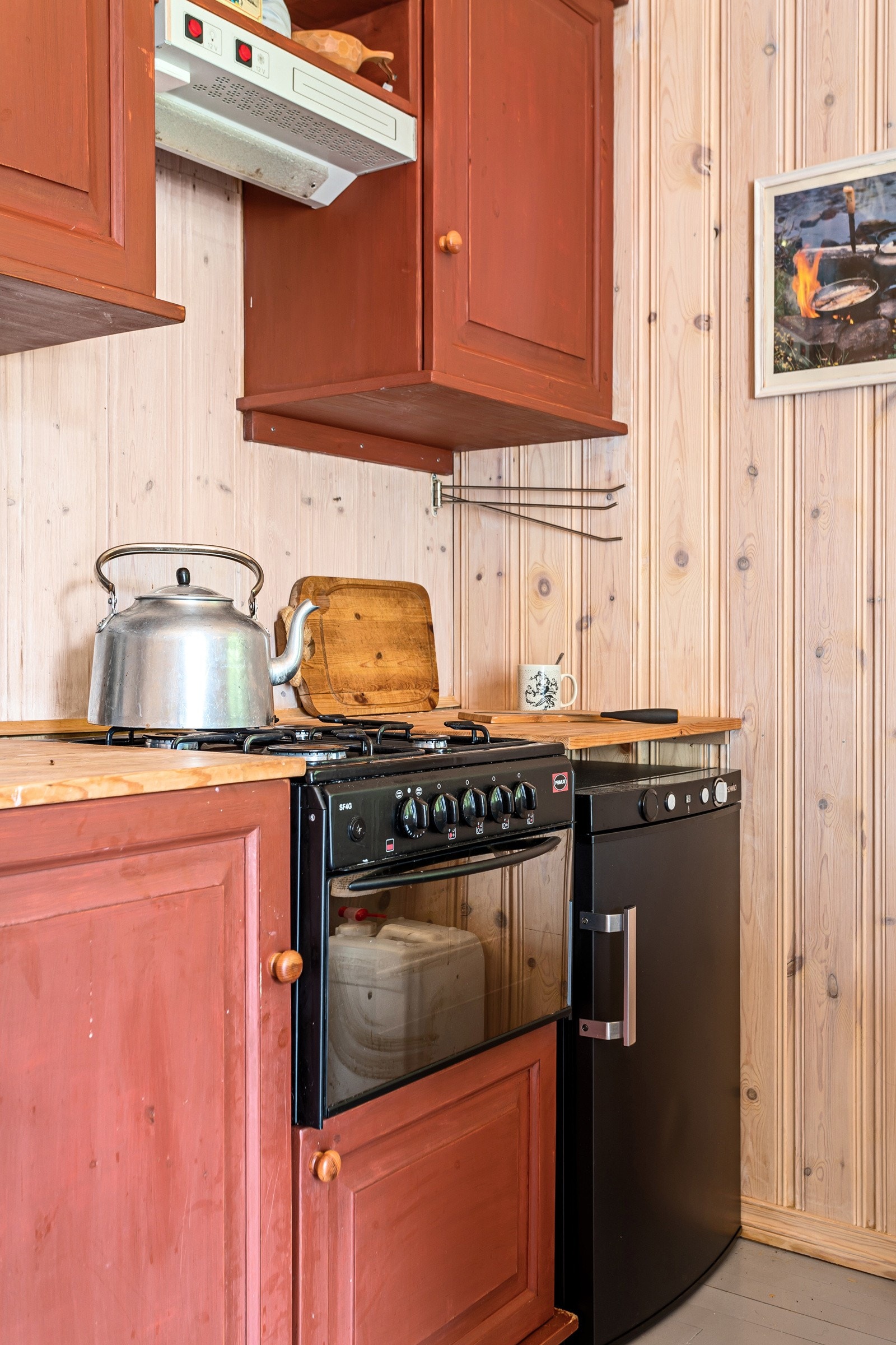 Nytt gassdrevet kjøleskap på kjøkkenet medfølger salget. Galleribilde