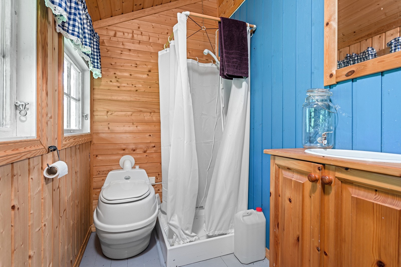 Hygienerom med hyttedusj, servant og separeringstoalett. Galleribilde