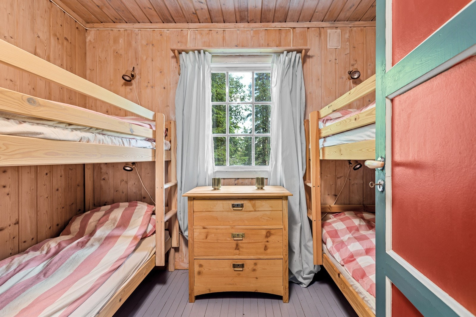 Hytta har et soverom innredet med to køyesenger. Galleribilde