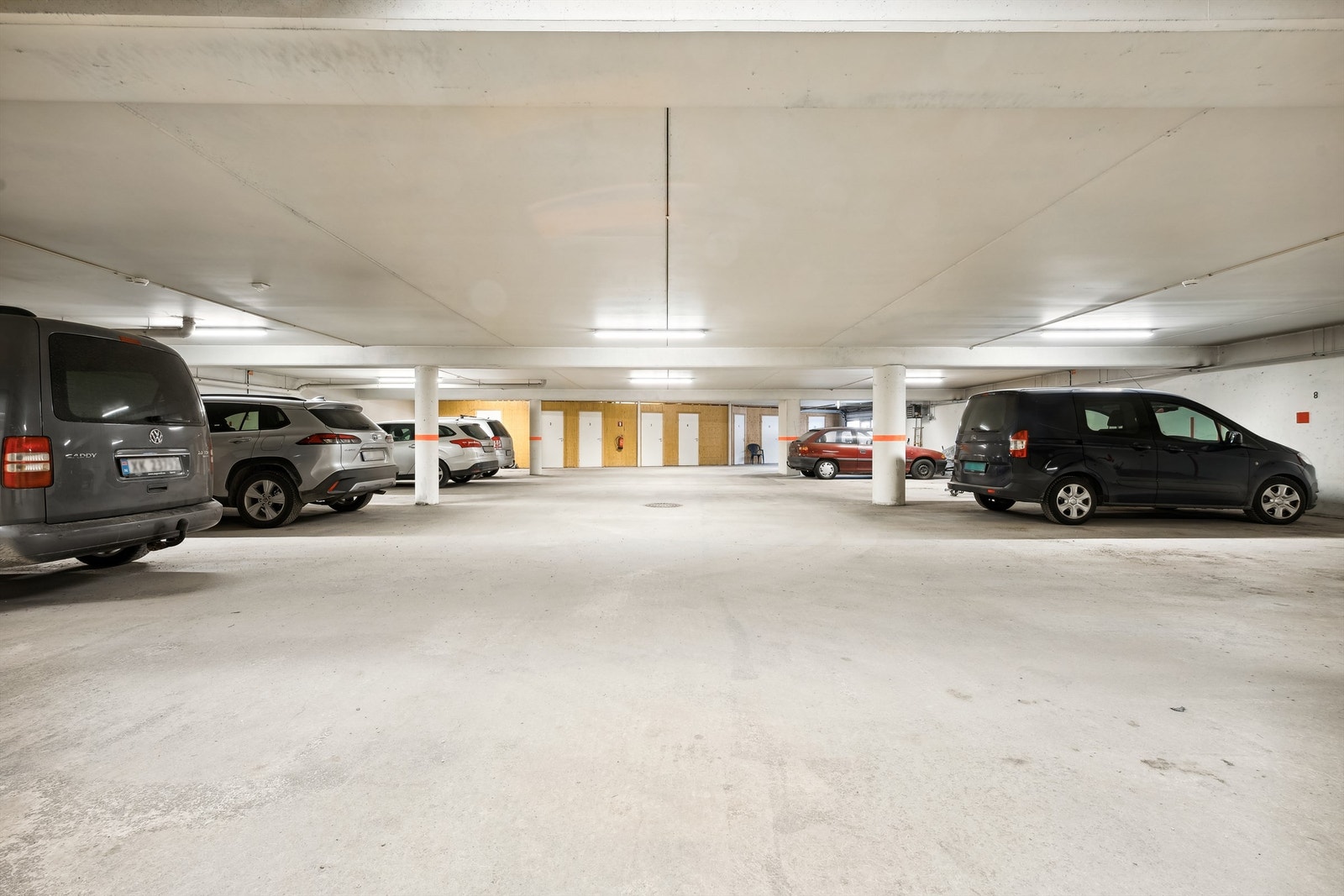Oppvarmet, felles garasjeanlegg med merket plass, som også følger med boligen Galleribilde
