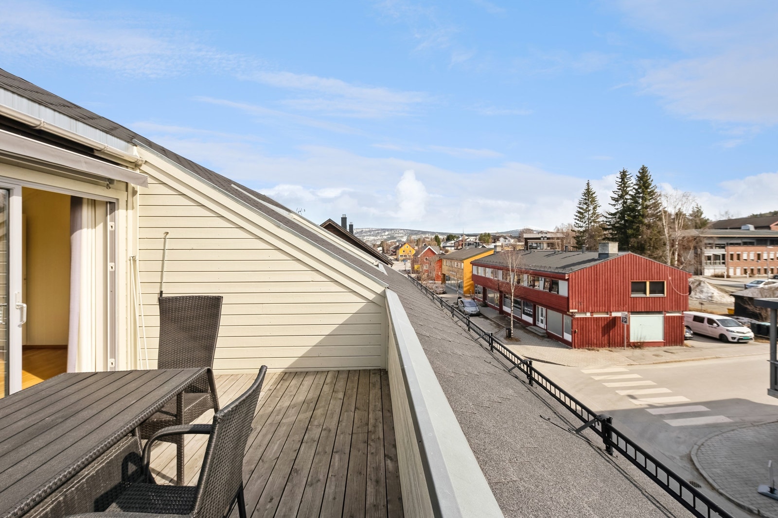 Terrassen er innfelt i tak, naturlige levegger som skjermer for innsyn fra naboleilighet Galleribilde