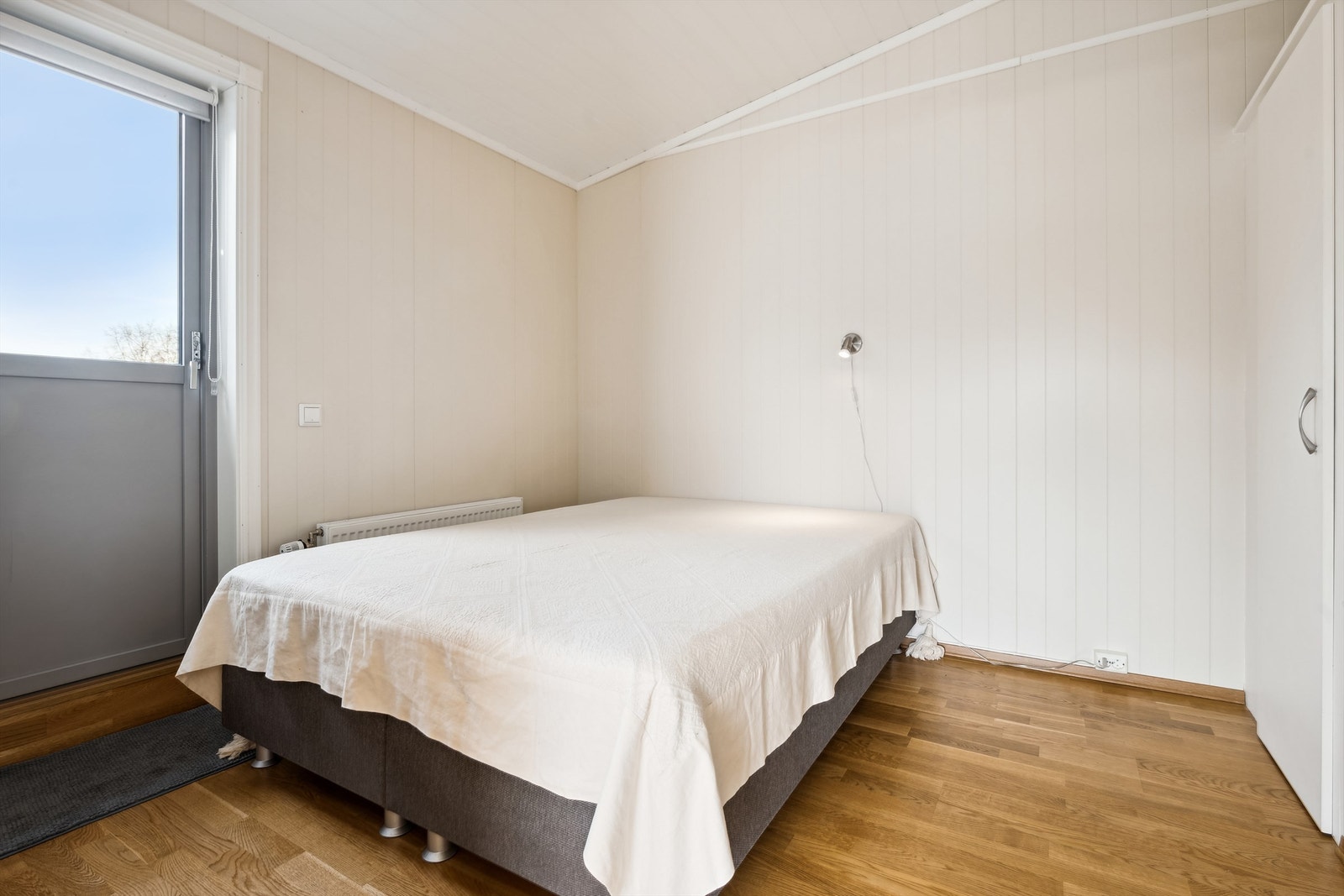 Soverom med utgang til en vestvendt balkong Galleribilde