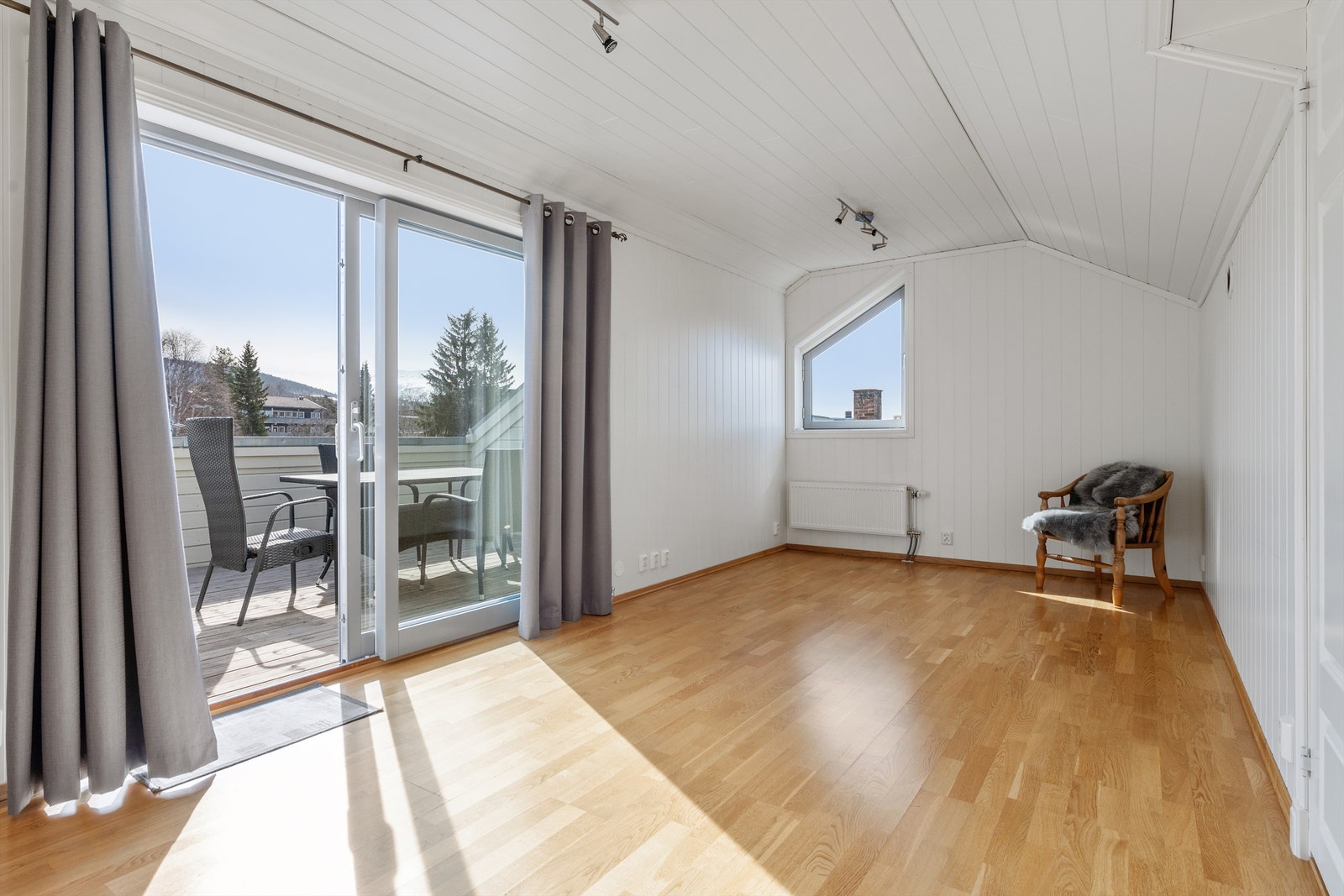 Loftstue med utgang til en skjermet takterrasse Galleribilde