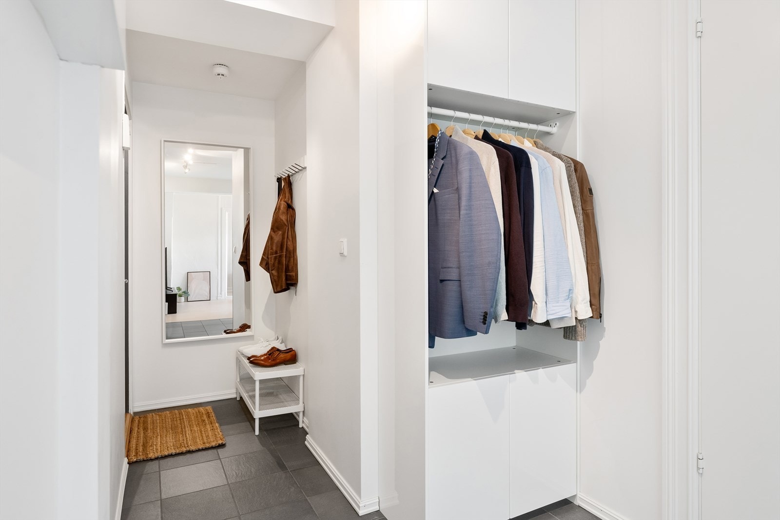 Entré. Leiligheten disponerer en loftsbod på ca. 3 kvm hvor gulvarealet er oppmålt til 5,3 kvm. Galleribilde