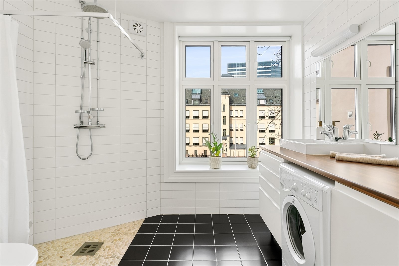 Moderne og romslig baderom fra 2011/2012 med flislagte overflater og varme i gulv. Galleribilde