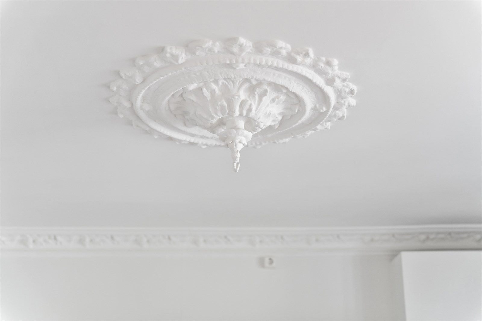 Leiligheten har klassiske detaljer som rosett og stukkaturer i flere rom. Galleribilde