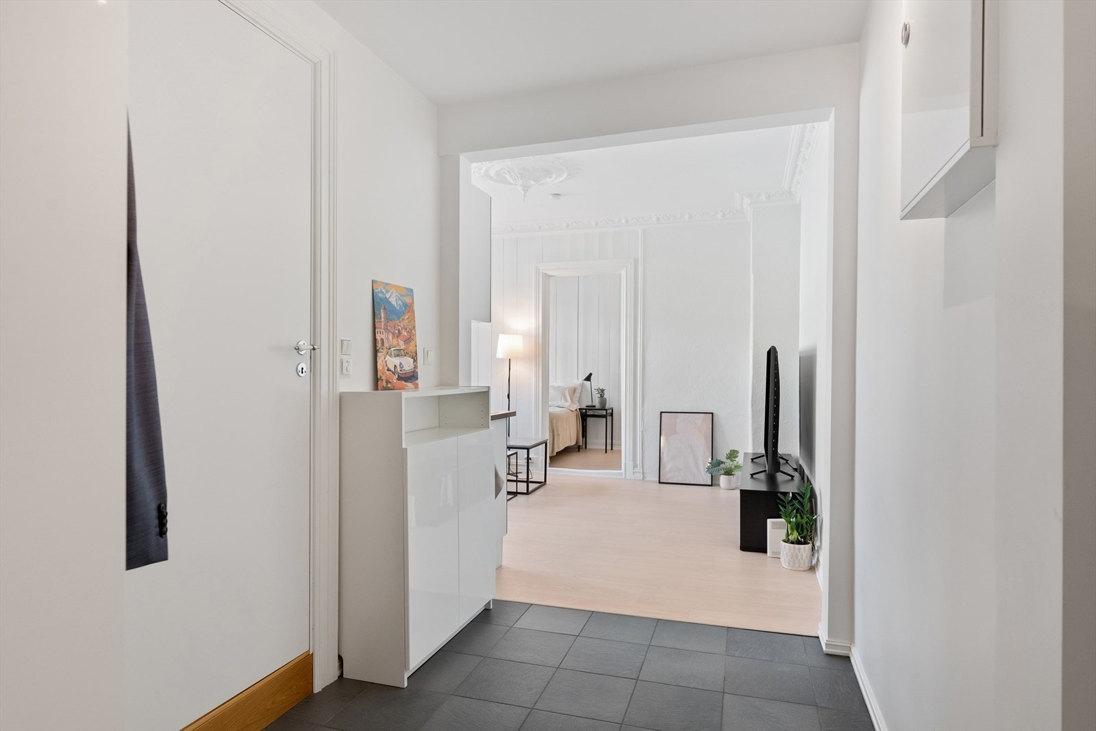 Leiligheten oppleves som lys, innbydende og gjennomført med store vindusflater og pene fargevalg. Galleribilde