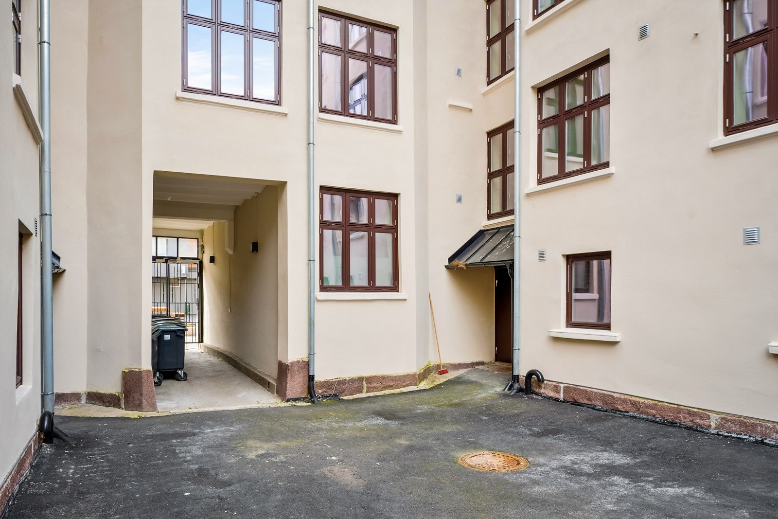 Inngang via lukket bakgård Galleribilde