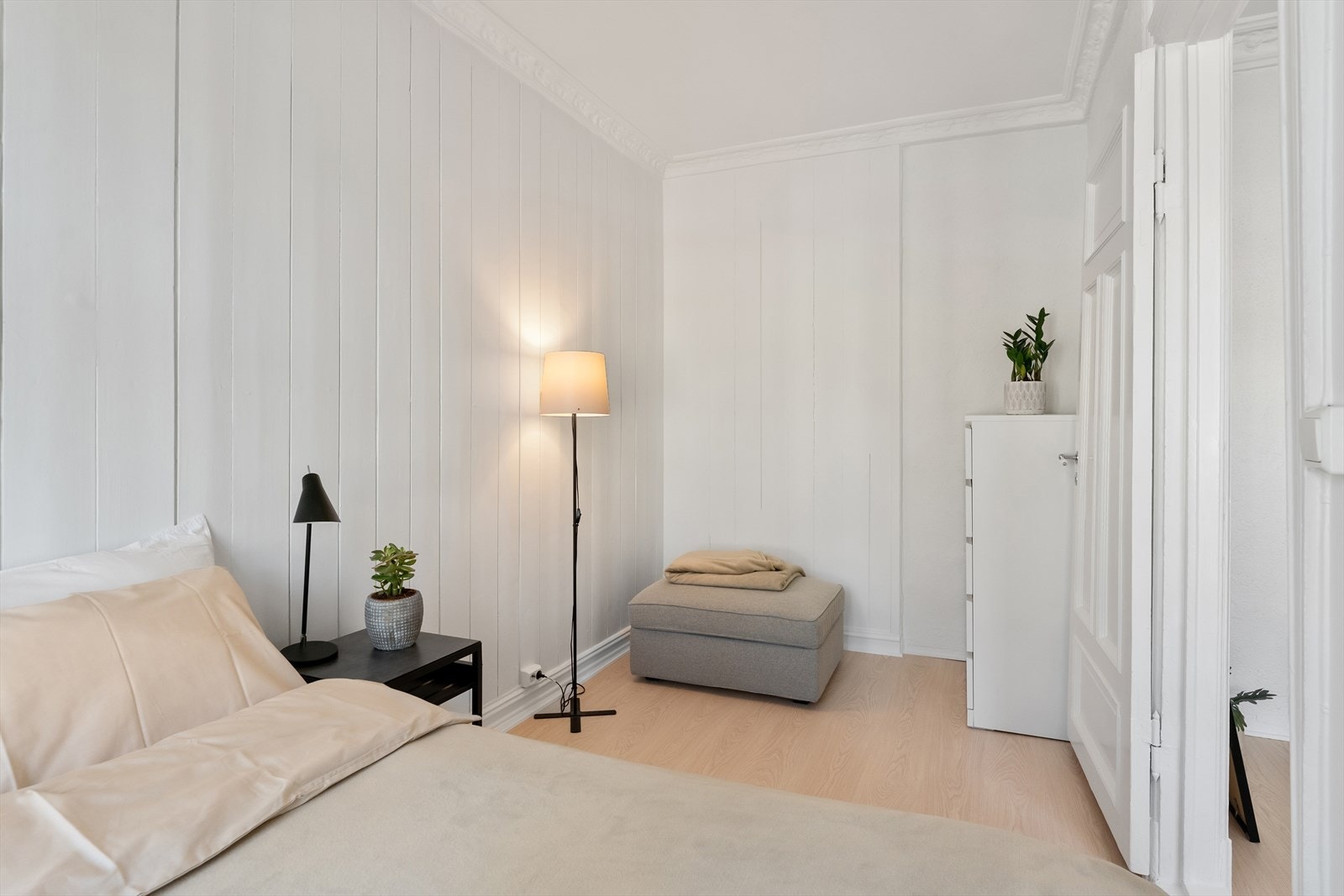 Her har du god plass til garderobeskap, skyvedørsgarderobe, skrivebord - alt etter behov Galleribilde