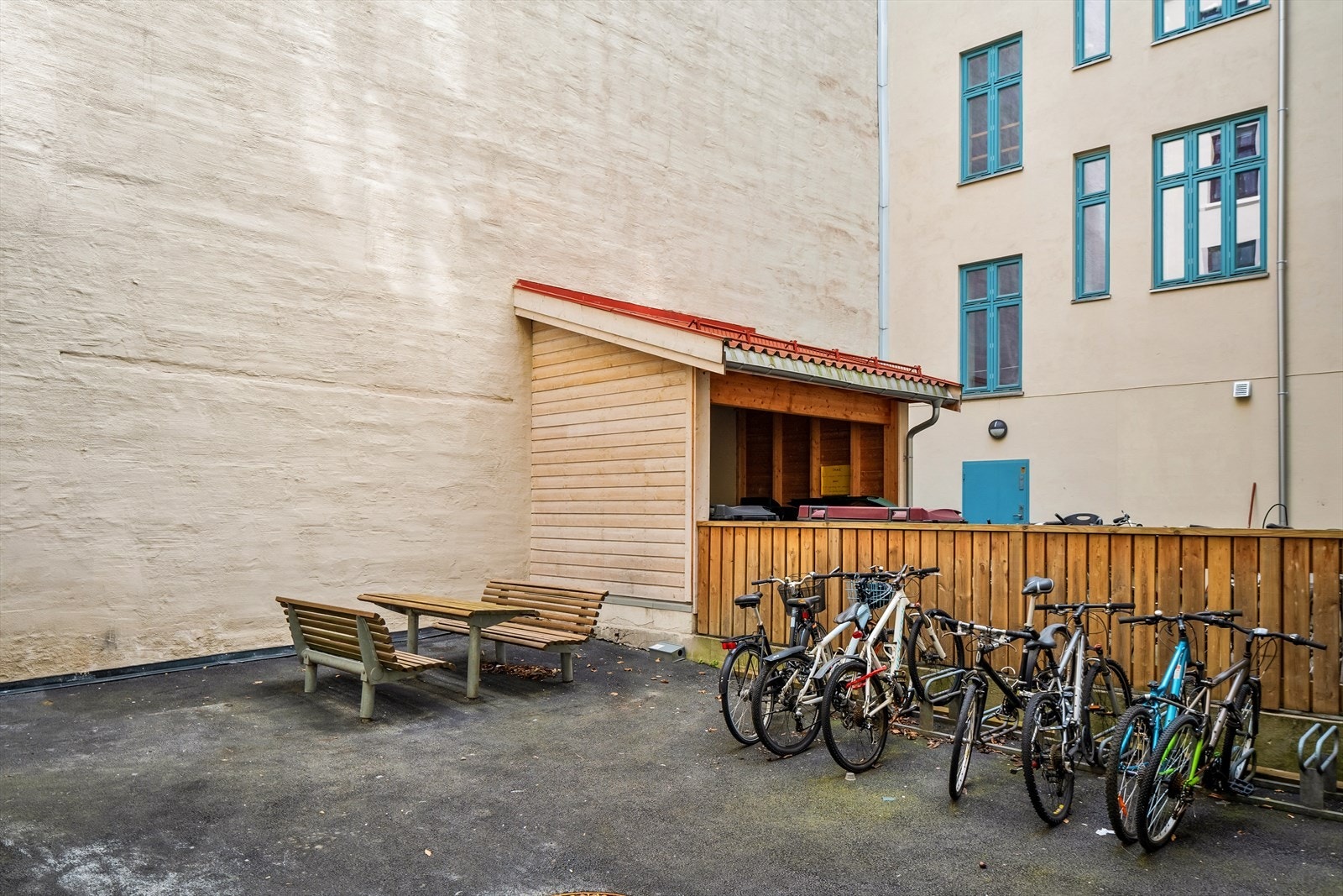 Felles sykkelparkering i bakgården. Galleribilde