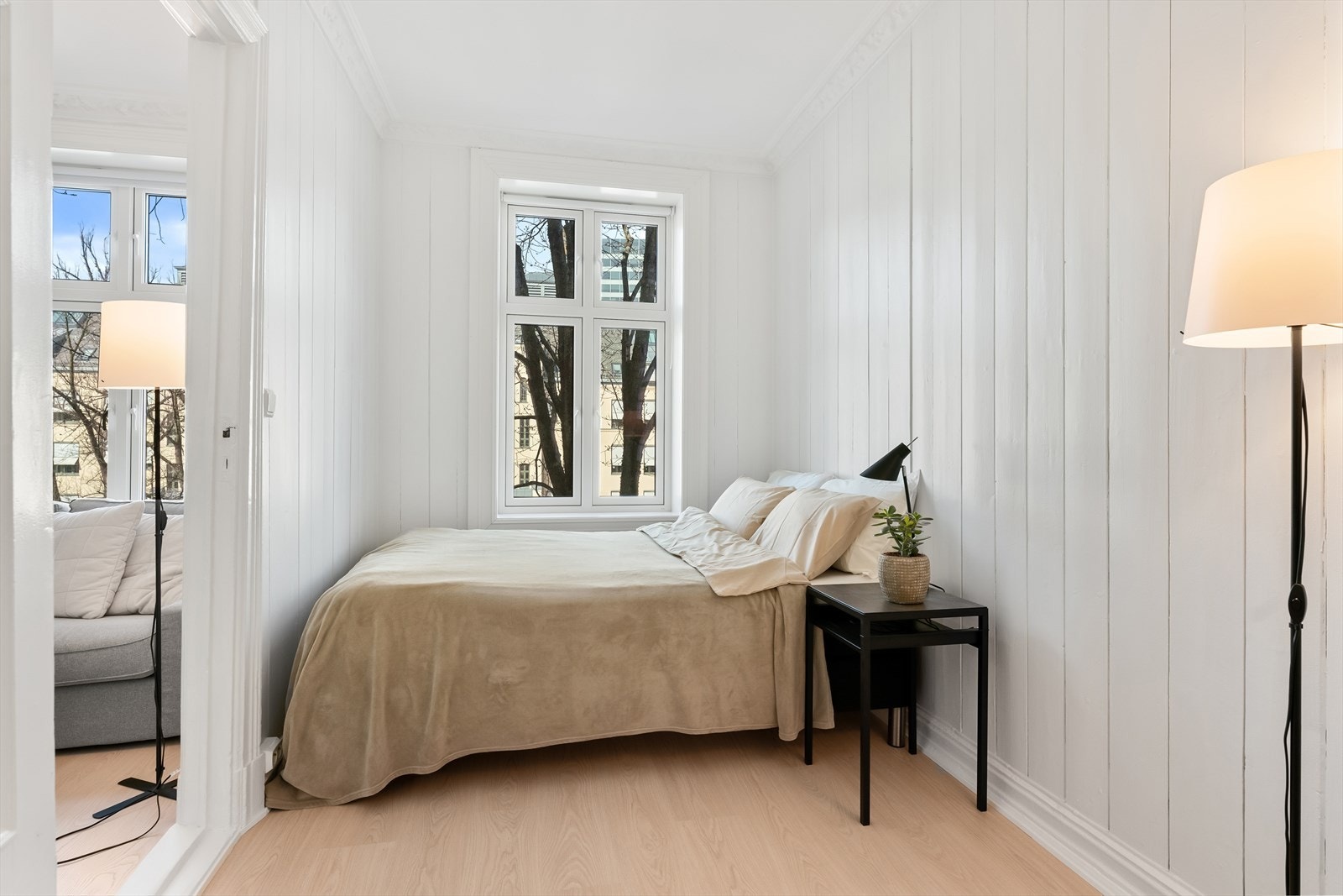 Leiligheten har store og flotte vindusflater som slipper inn godt med lys. Alle vinduene er fra 2022 og leiligheten oppleves som meget stille. Galleribilde