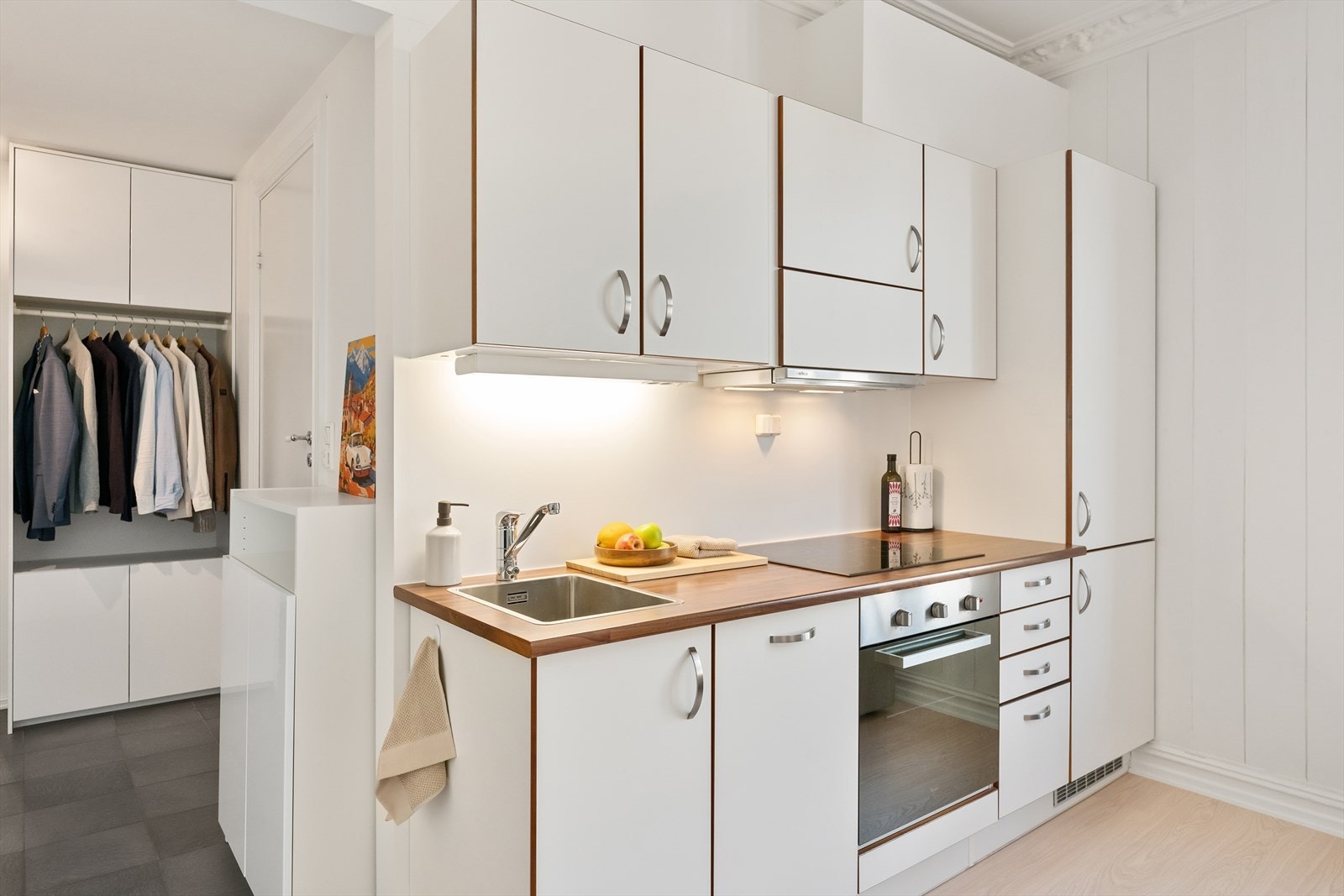 Stekeovn, keramisk topp, oppvaskmaskin og kjøl/frys er integrert i innredningen. Komfyrvakt er montert. Galleribilde