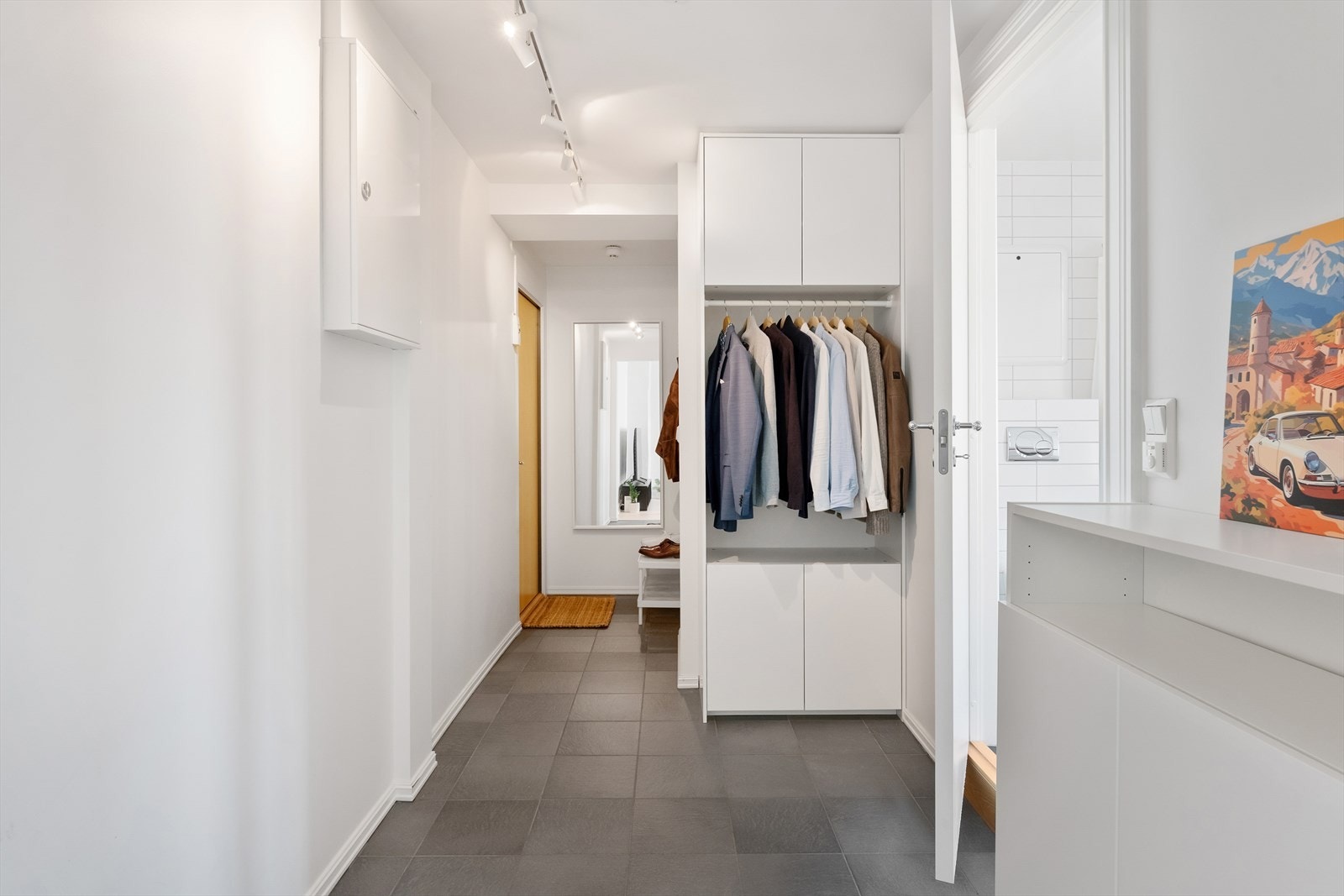 Romslig gang med gode garderobeløsninger. Galleribilde