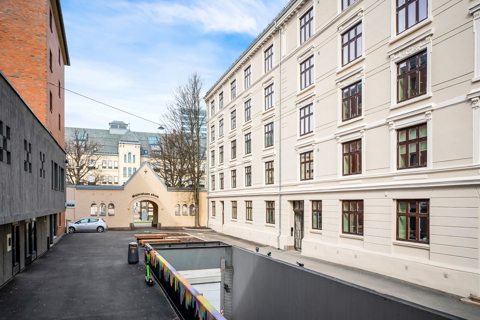 Flott bygård som ble rehabilitert i 2022. Stille og rolig i stikkgate på Majorstuen. Galleribilde