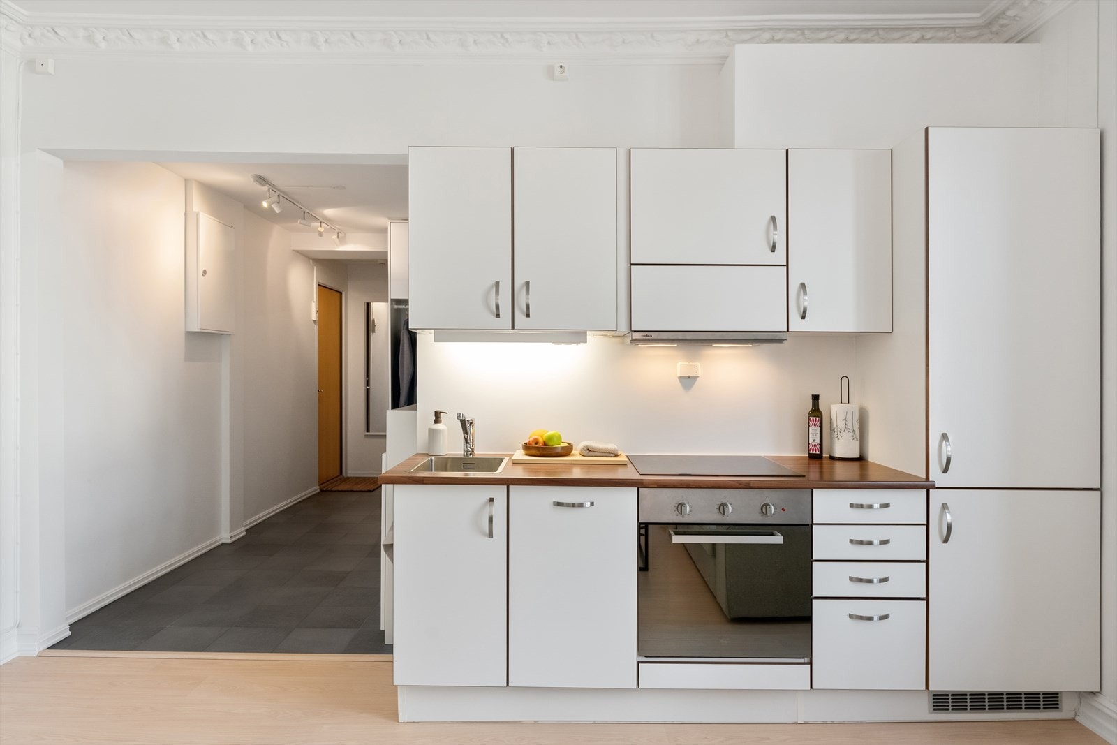 Stilrent HTH kjøkken med integrerte hvitevarer fra 2011/2012. Galleribilde