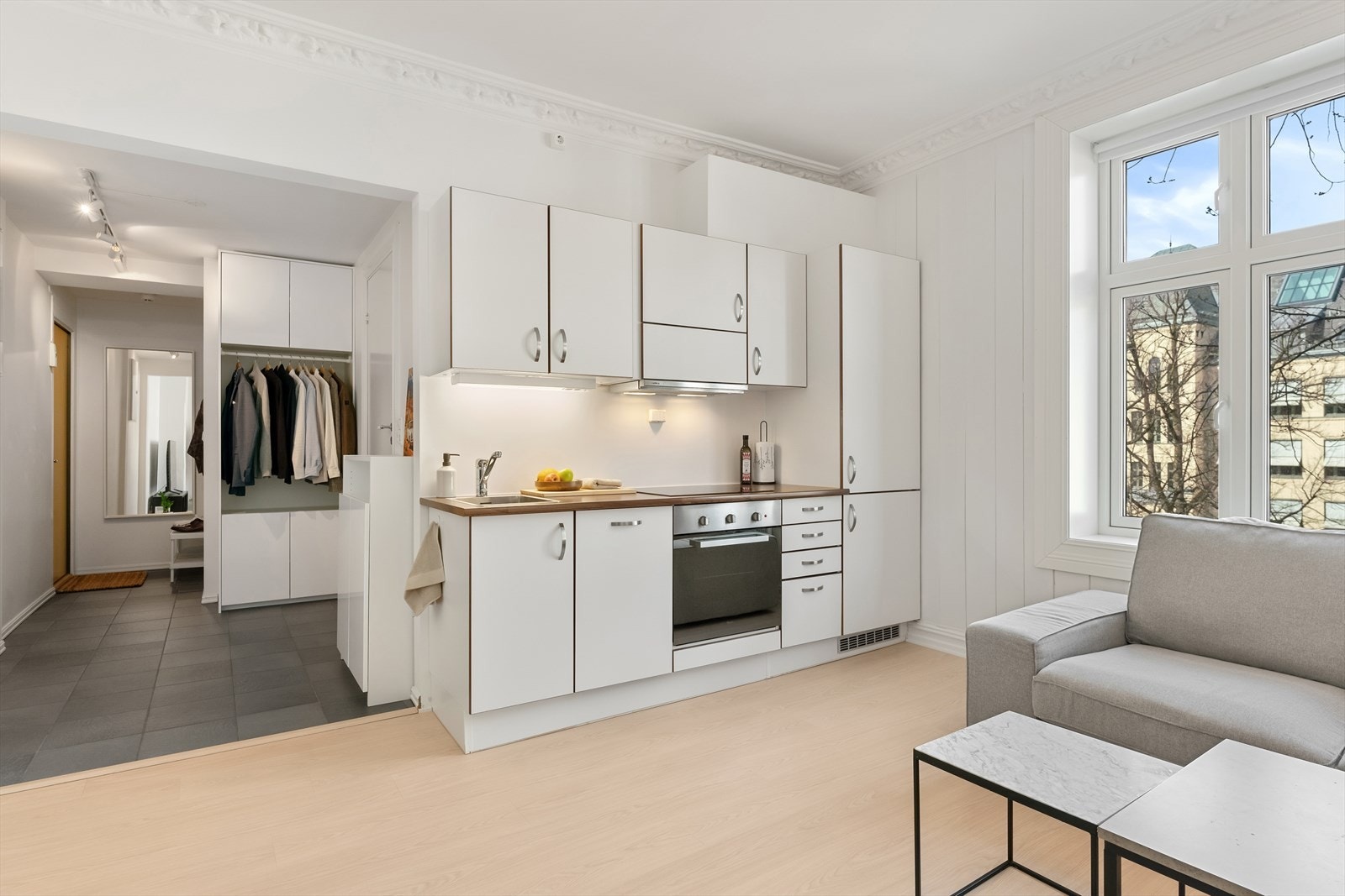 Klassisk og flott leilighet med stukkatur og rosetter. Det ble lagt nytt gulv i 2024. Galleribilde