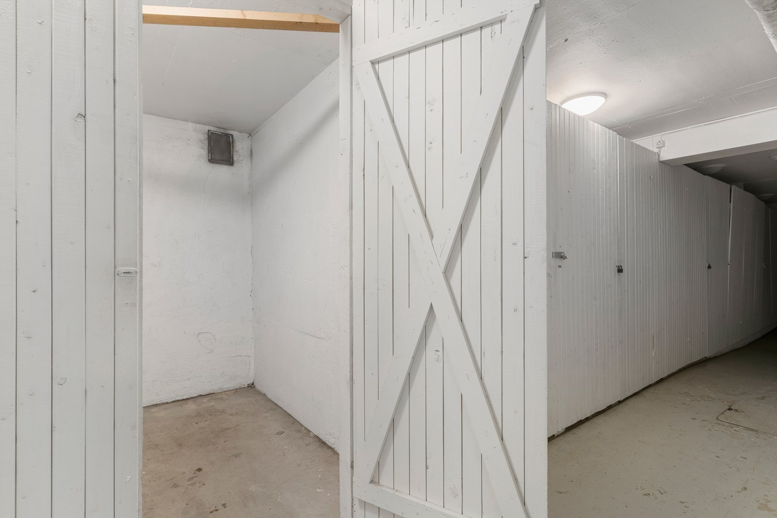 Det medfølger 2 boder i kjelleren . Galleribilde