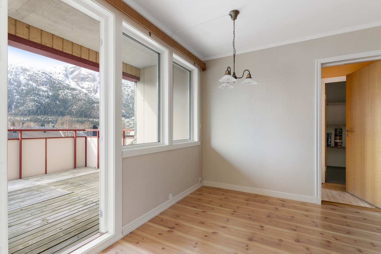Dør fra stue ut til romslig veranda. Dør fra stue til soverom og videre inn til bod. Galleribilde