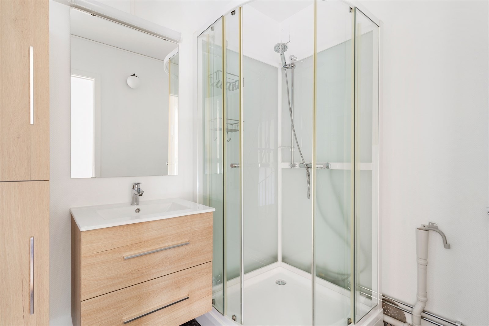 Badet ble pusset opp i 2023. Varme i gulv. Opplegg for vaskemaskin. Innredningen er fra 2023. Galleribilde