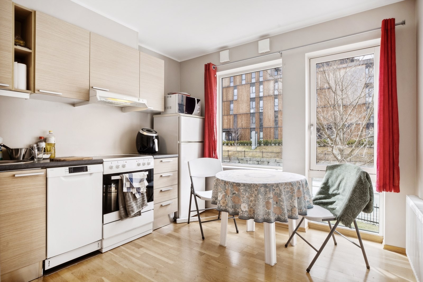 Utleiedelen består av kjøkken, gang, bad og to soverom. Denne er i dag utleid for kr 13.500,- pr mnd. Galleribilde