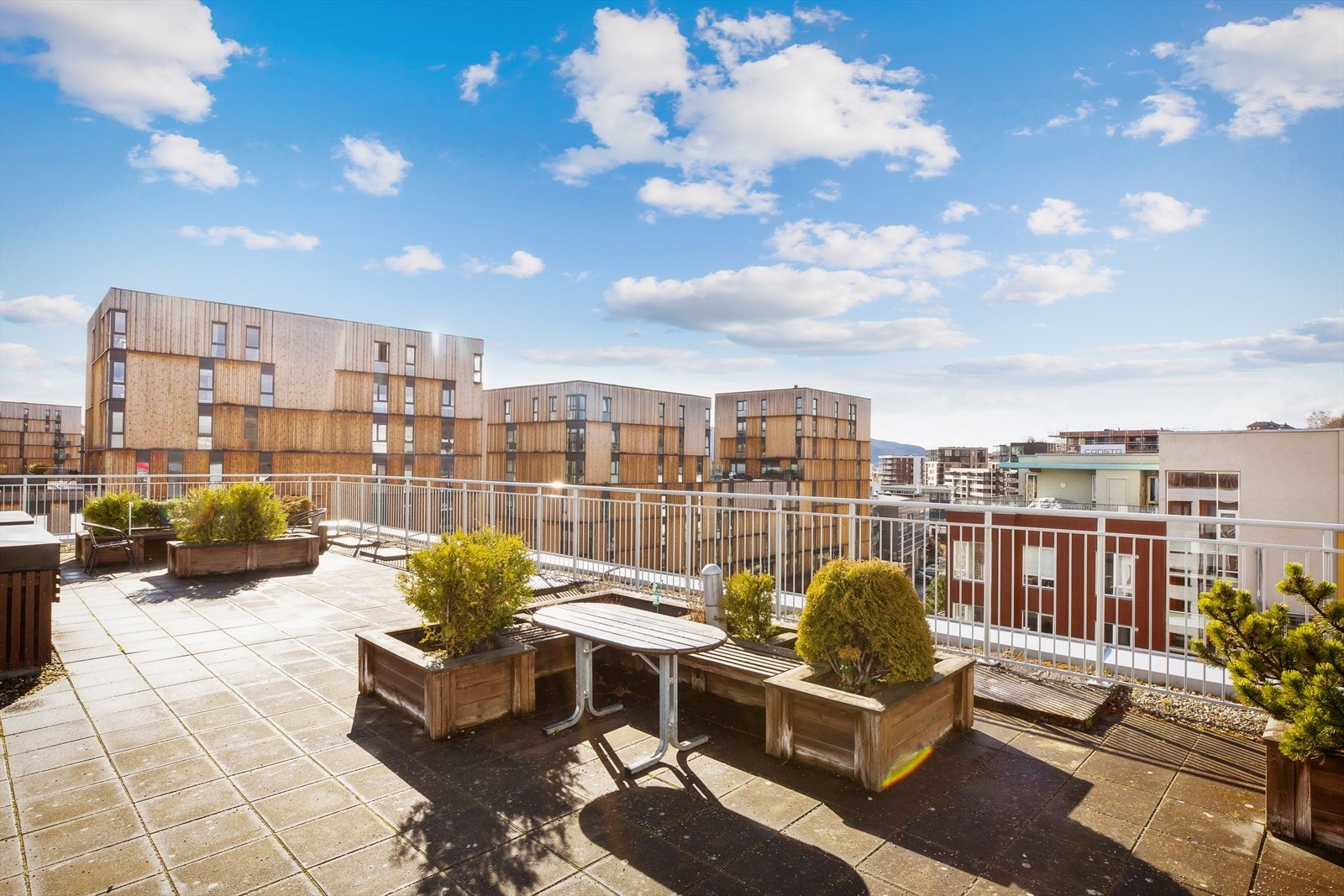 Borettslaget har også en stor og flott takterrasse som man kan benytte seg av. Galleribilde