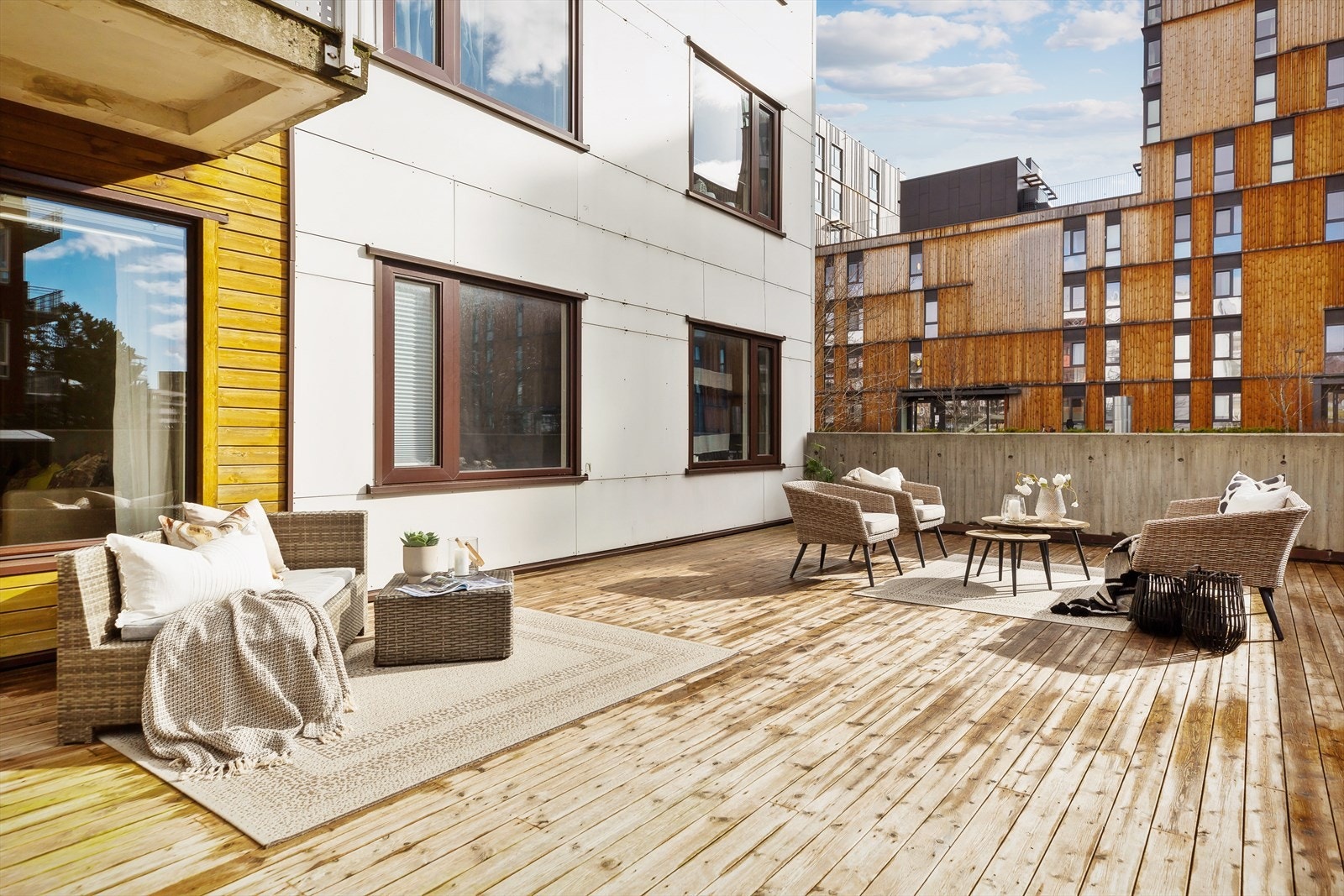 Terrassen er kun knyttet til hovedleiligheten. Galleribilde
