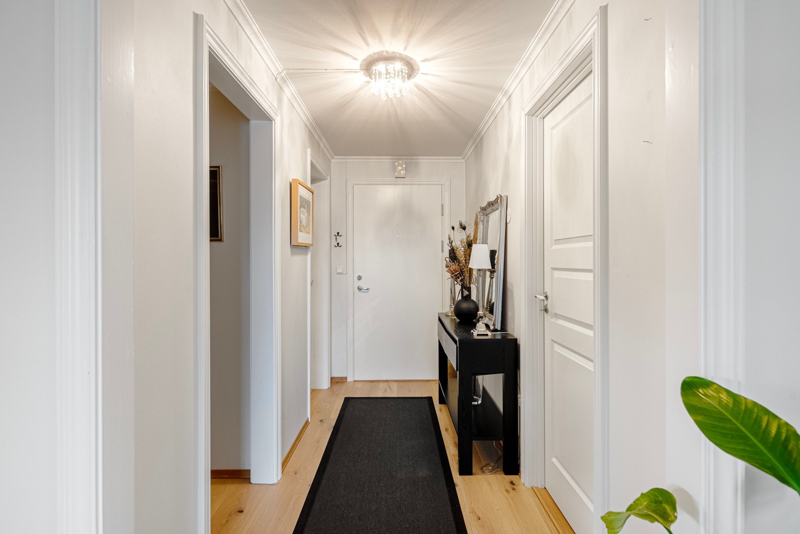 Vel inne ønskes man velkommen av en fin entré i direkte tilknytning til stuen. Her er det også en plassbygd garderobeløsning. Galleribilde