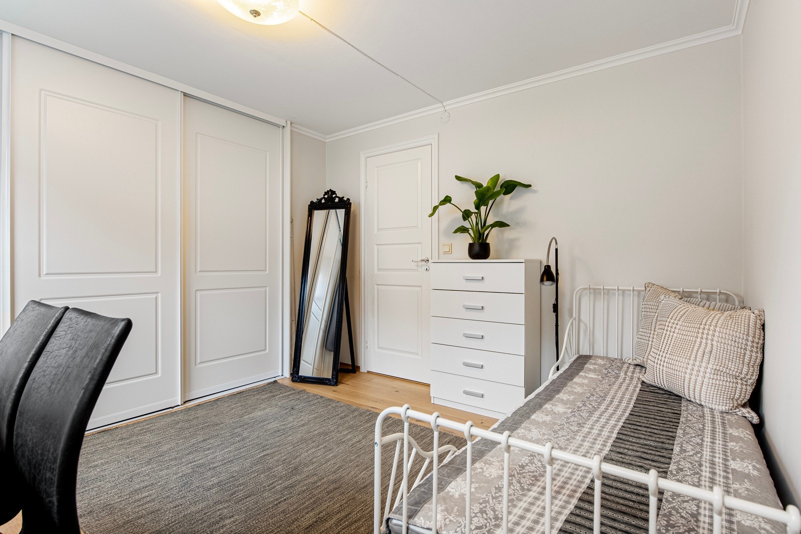 Det største soverommet har en stor, plassbygget skyvedørsgarderobe med hvite, profilerte fronter. Leiligheten har for øvrig rikelig med ekstra lagringsplass på loftet og i hele fire kjellerboder. Galleribilde