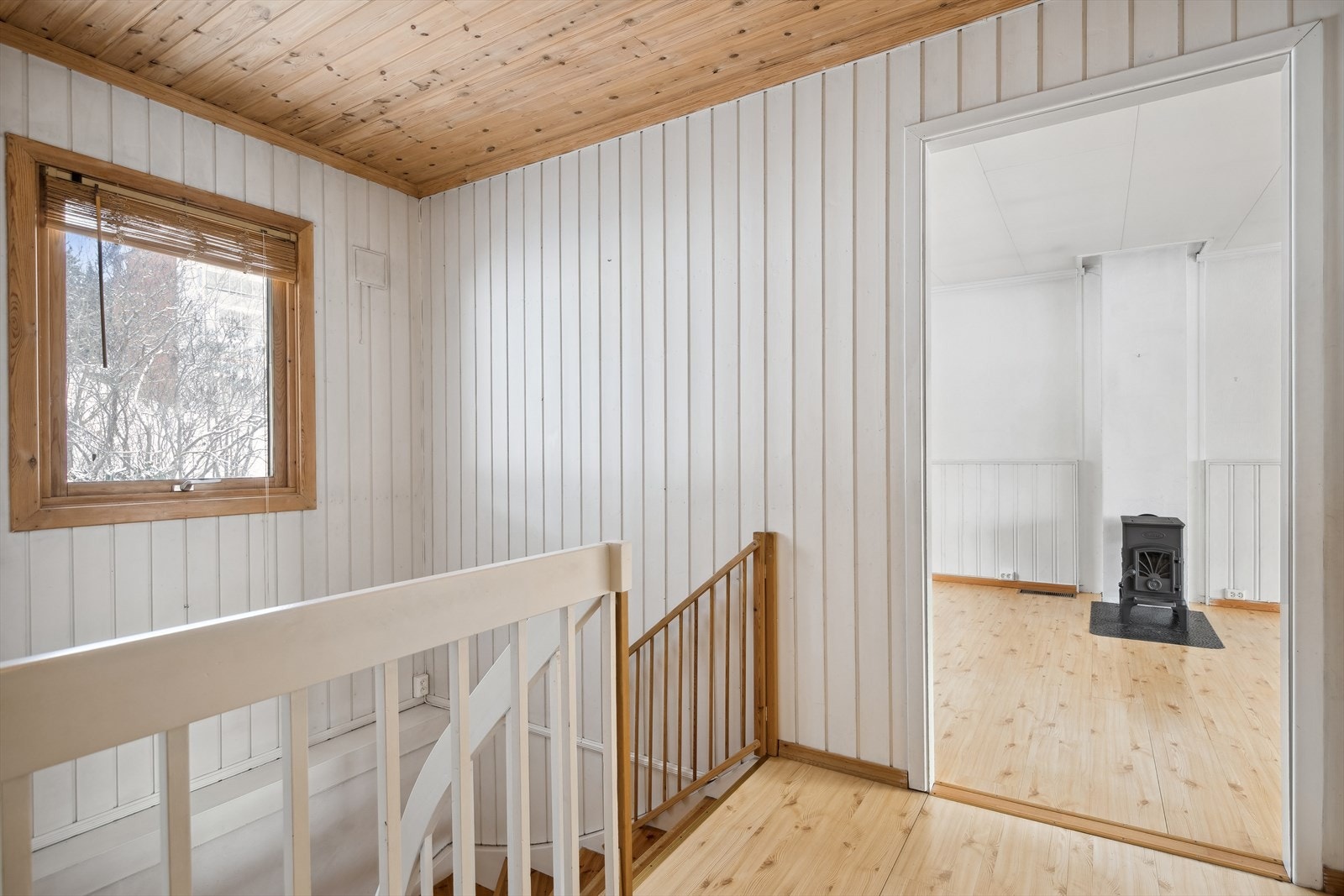 Gang med trapp til underetasje. Galleribilde
