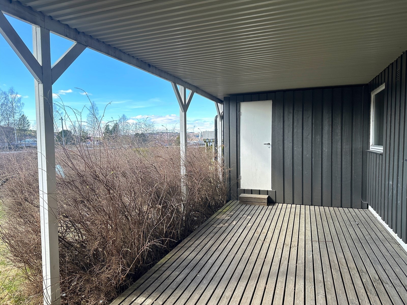 Utgang fra det ene soverommet til overbygget terrasse. Galleribilde