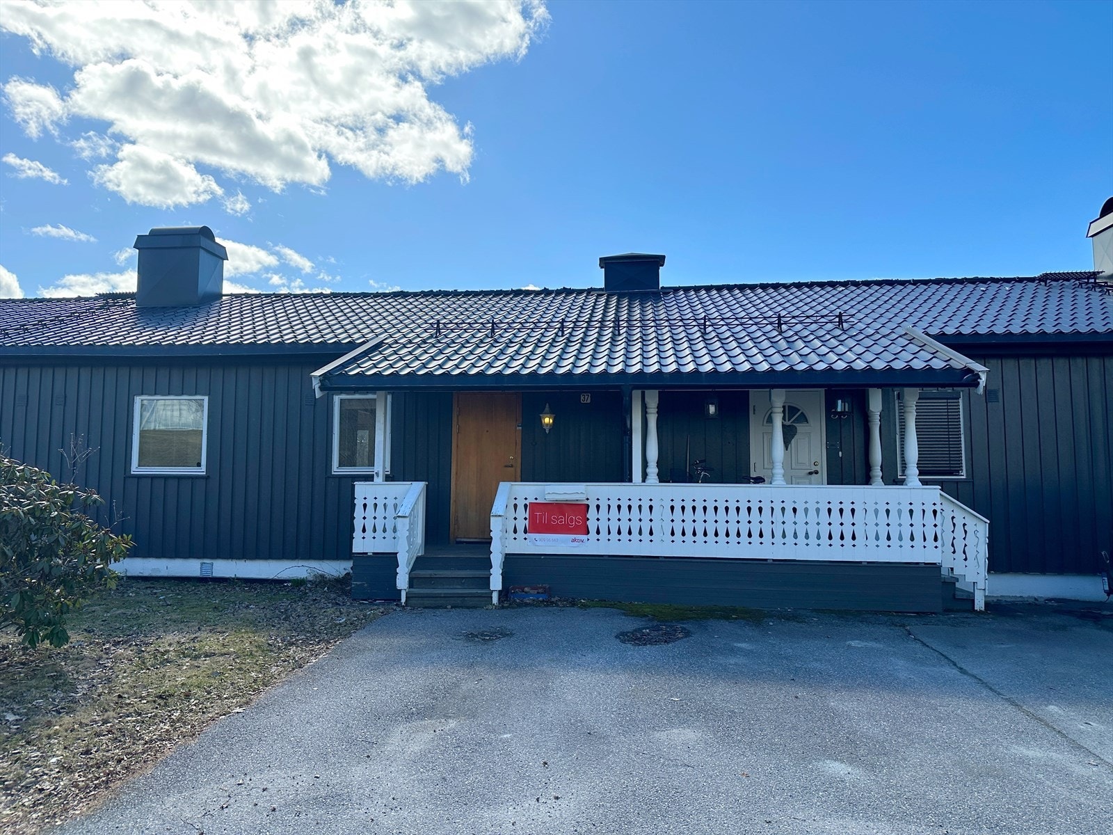 Biloppstillingsplass rett utenfor døra. Galleribilde
