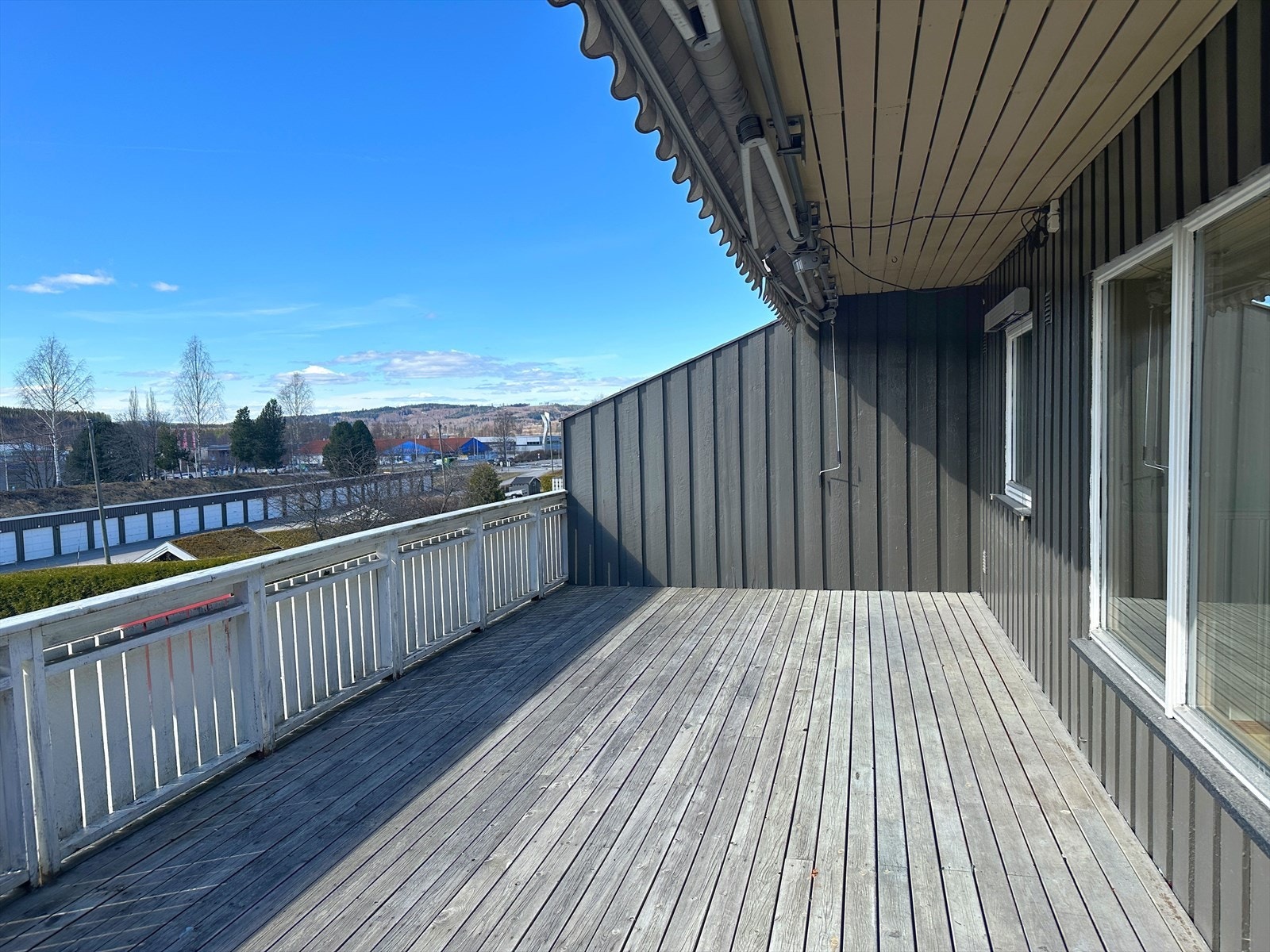 Fra stue er det utgang til delvis overbygget veranda. Galleribilde