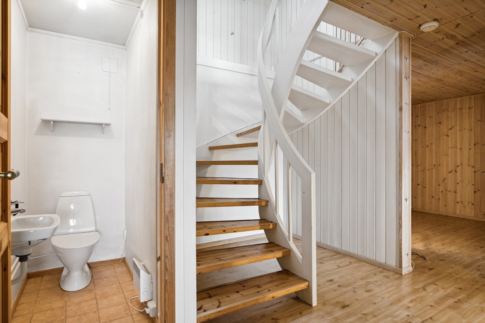 Wc-rom og gang i underetasje. Galleribilde