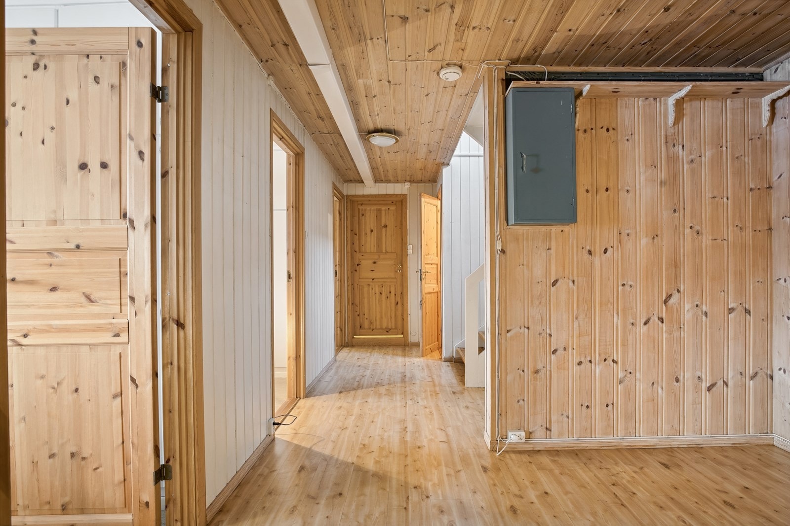 Kjellerstue og gang. Galleribilde