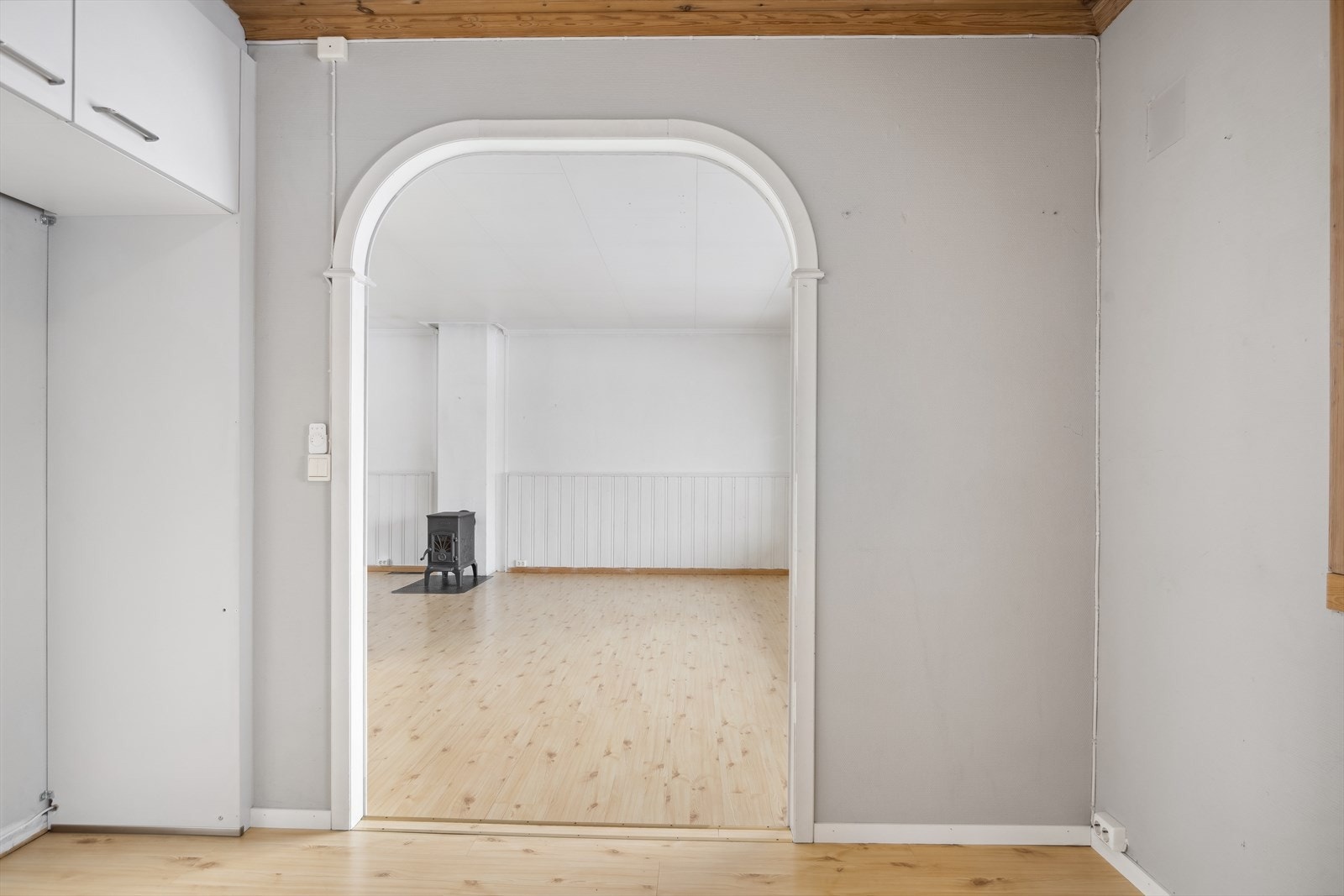 Buet åpning mellom kjøkken og stue. Galleribilde