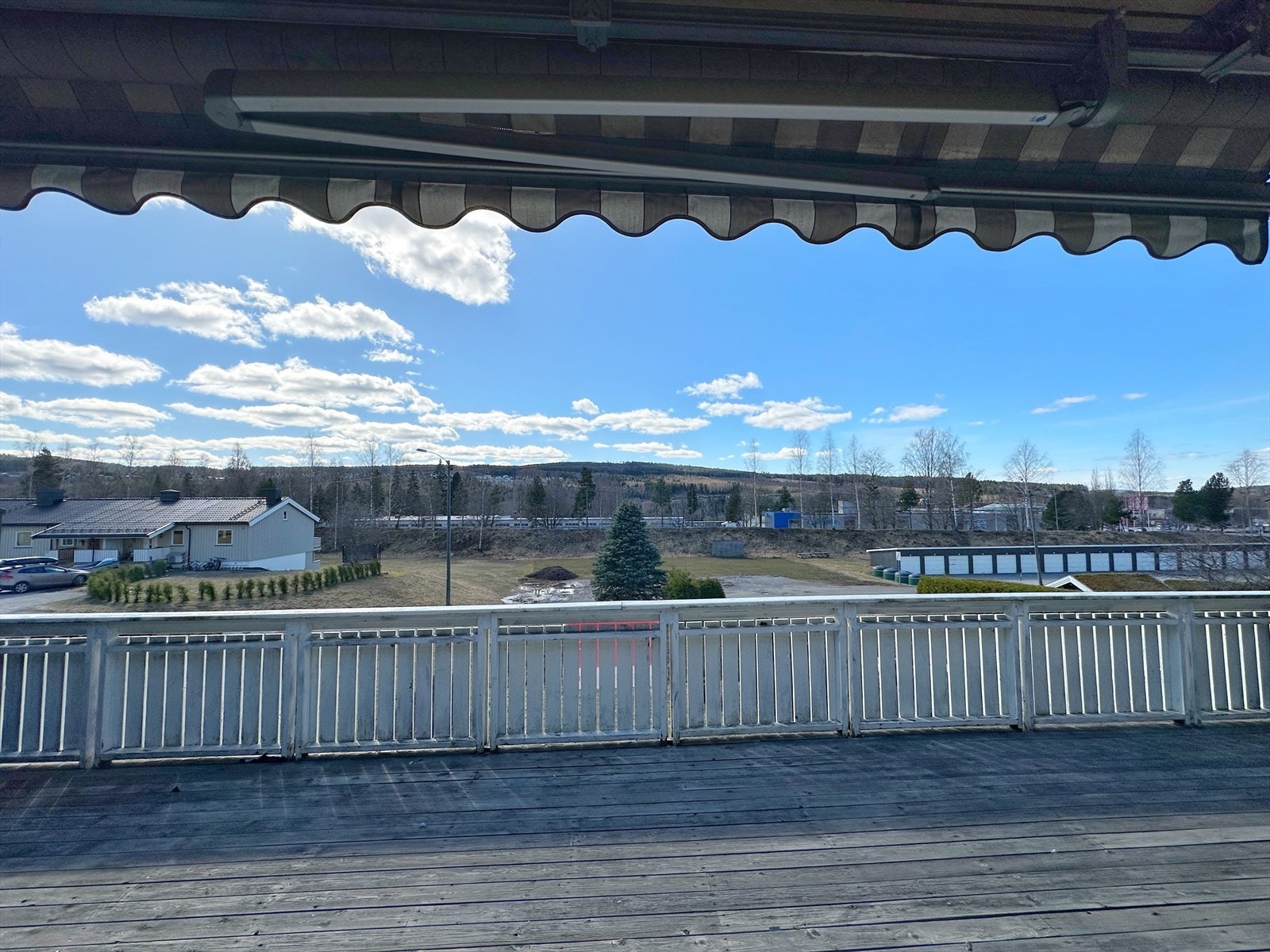 God utsikt til landskapet fra veranda. Og det er svært gode solforhold. Galleribilde