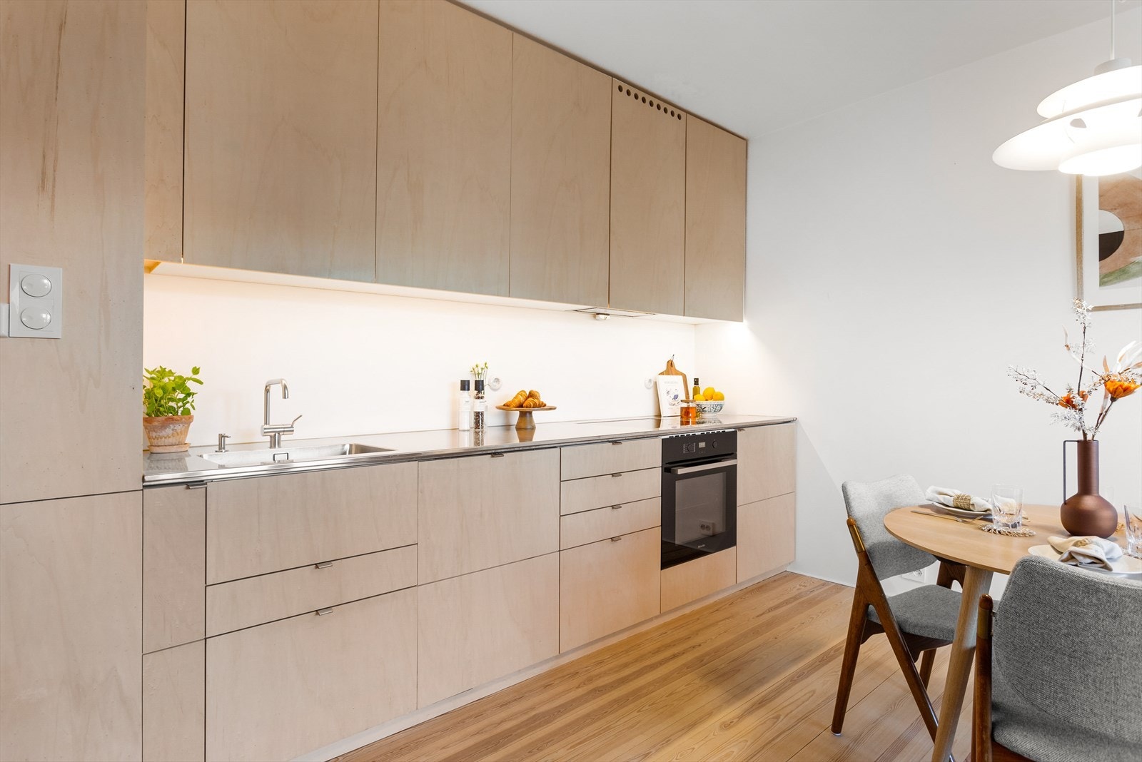 Benkeplate er av rustfritt stål. Galleribilde