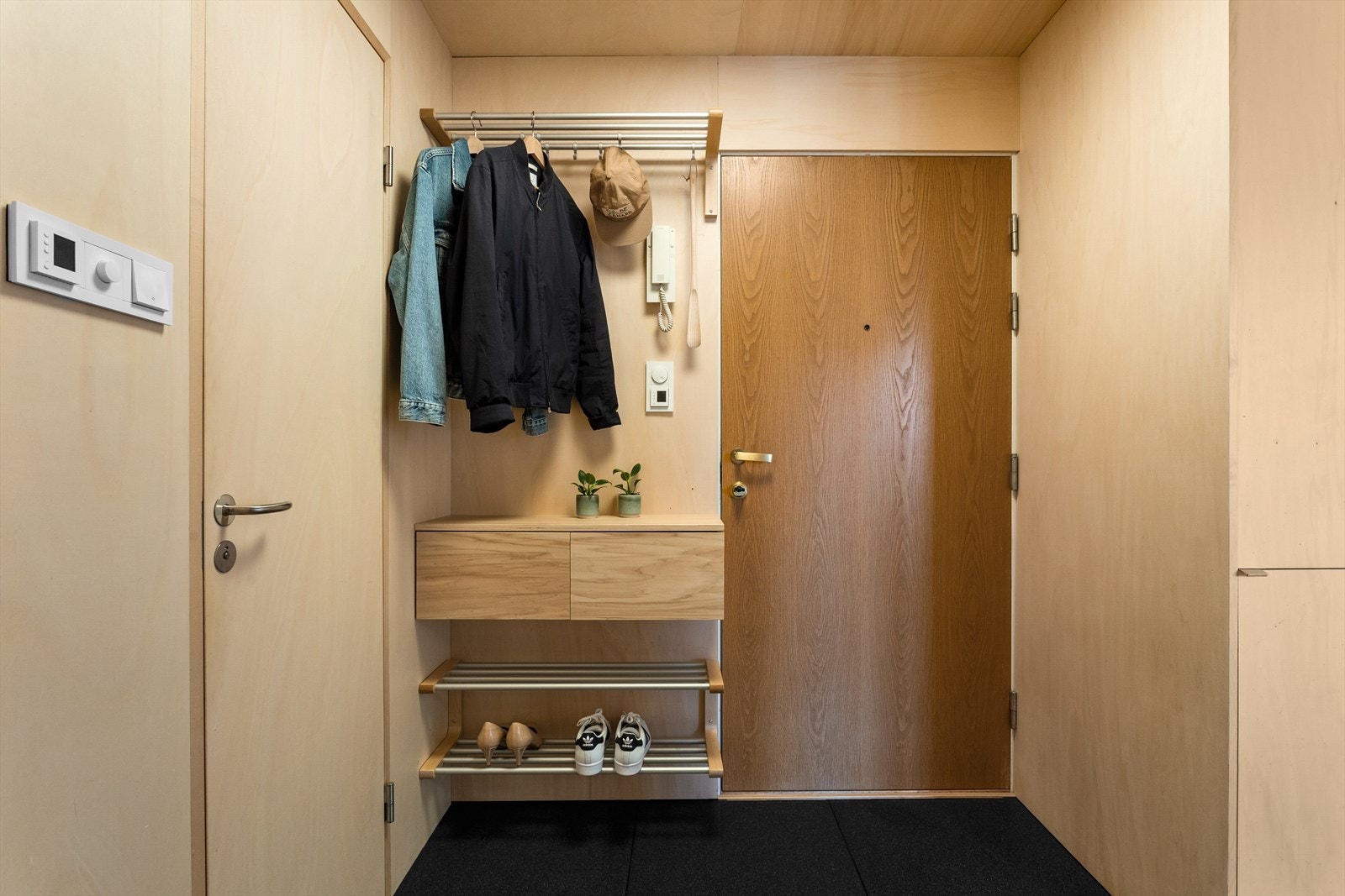 Dørcalling som gjør det enkelt å slippe inn gjester fra gateplan. Galleribilde